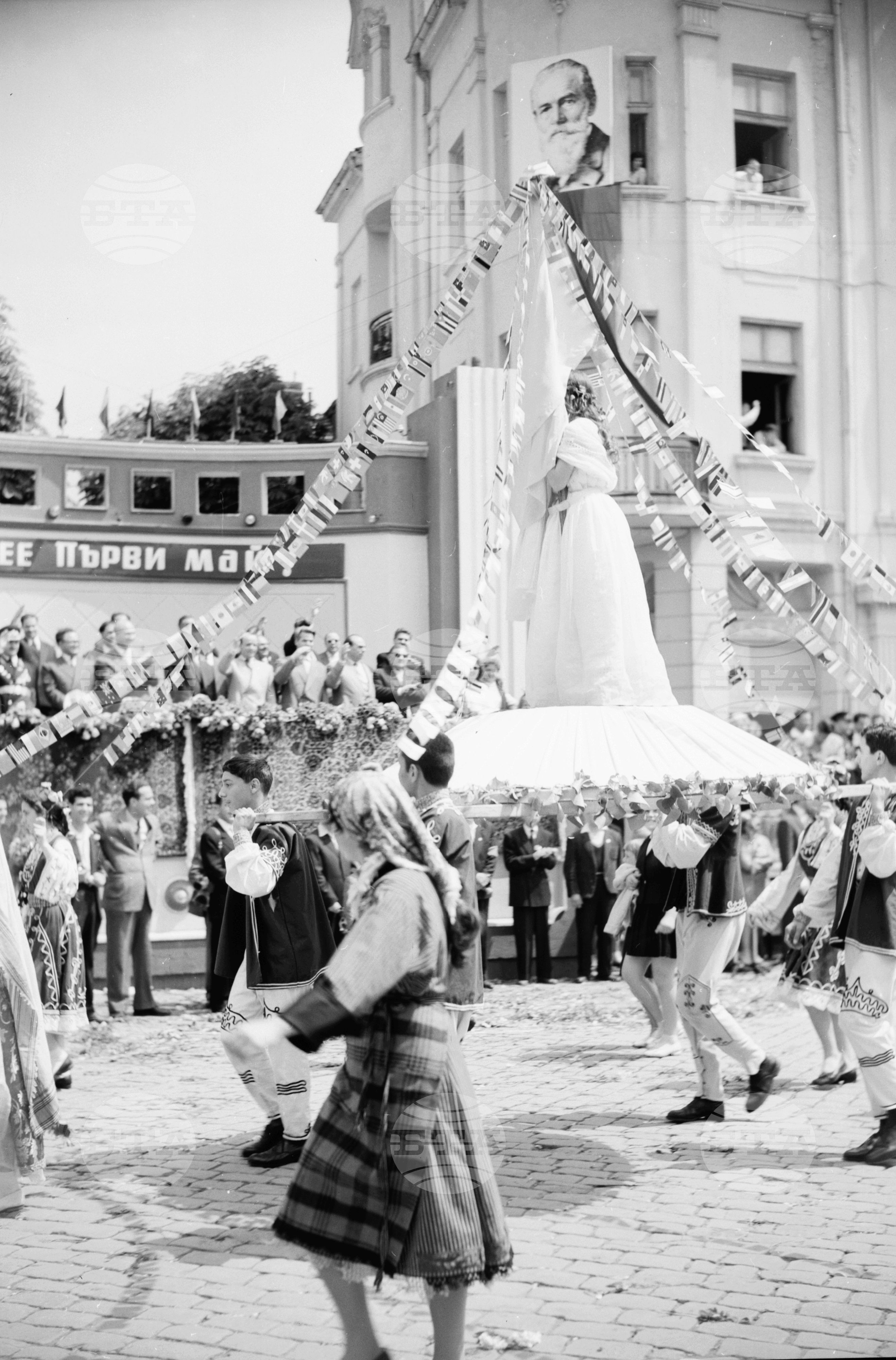 Величествената първомайска манифестация на трудещите се в Пловдив (1961) част 4