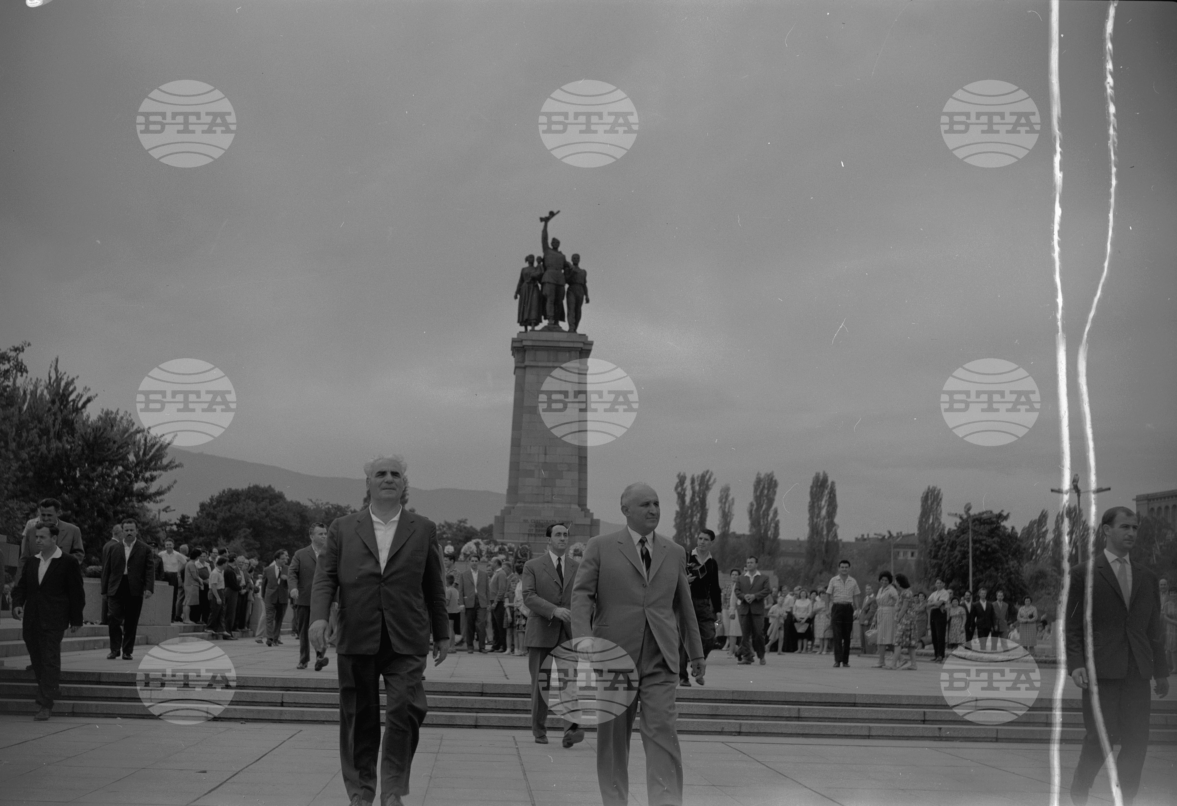 Полагане на венци пред паметника на Съветската армия в София