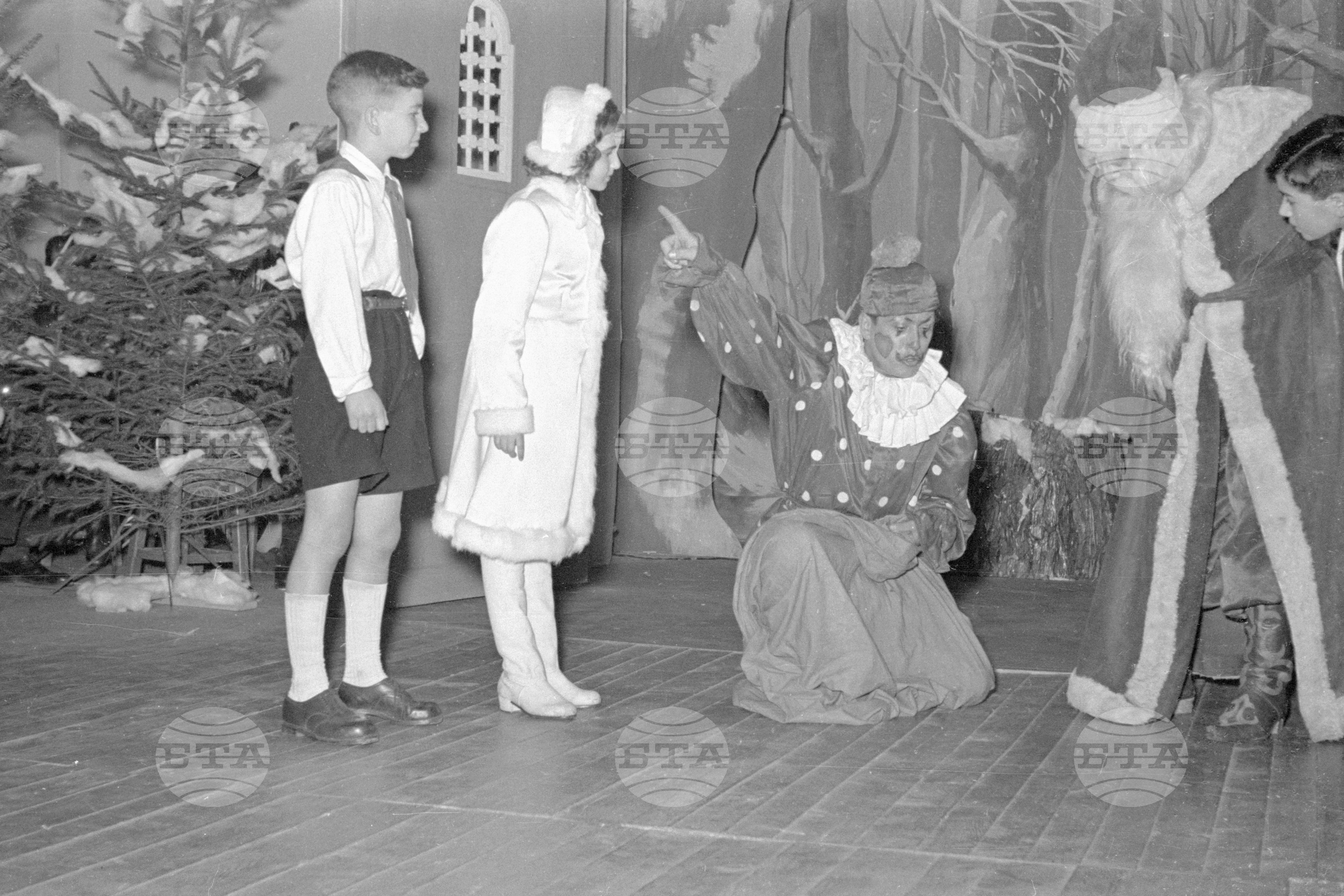Вълко Червенков и пионери посрещат новата 1953 година