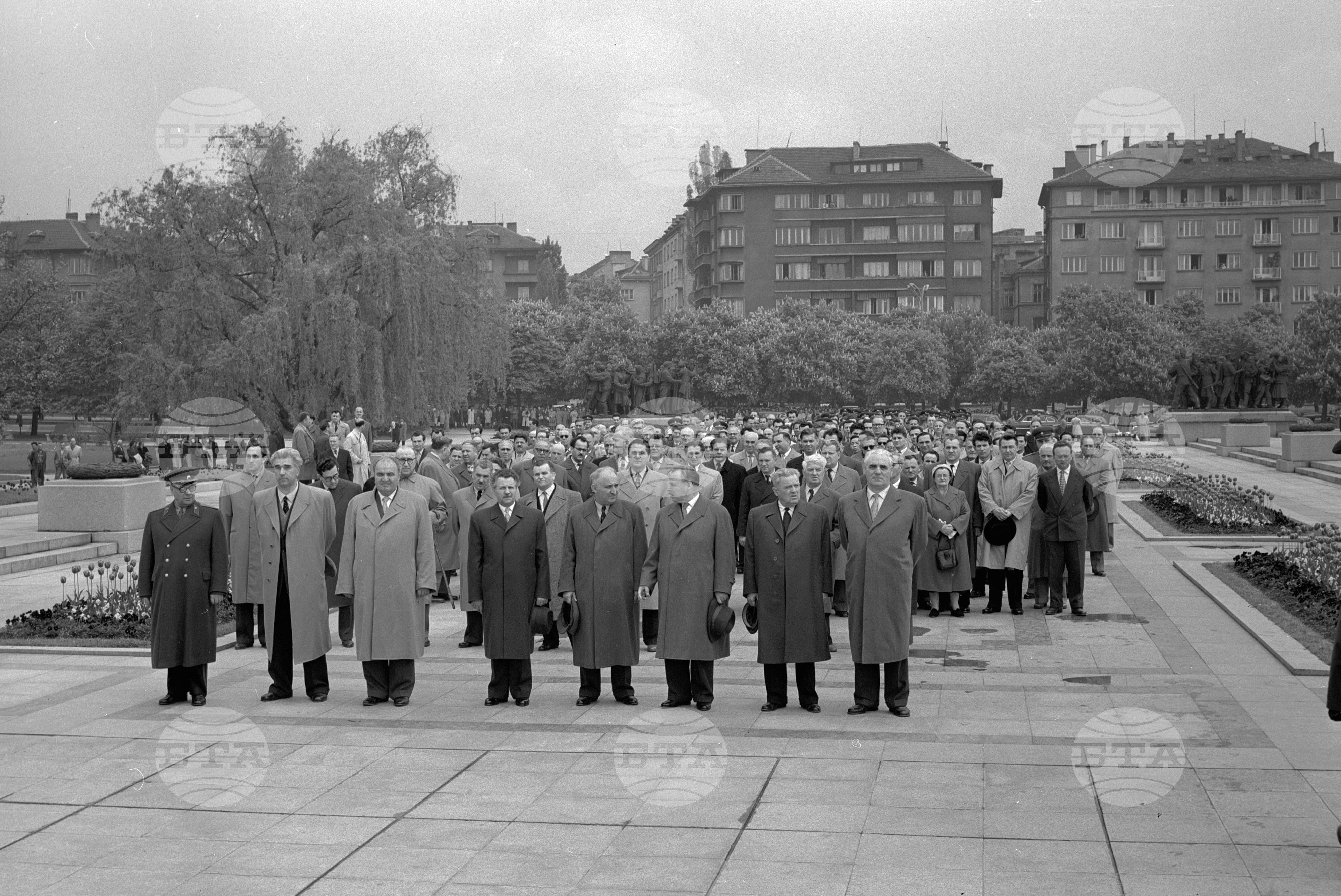Венци пред паметника на Съветската армия, София