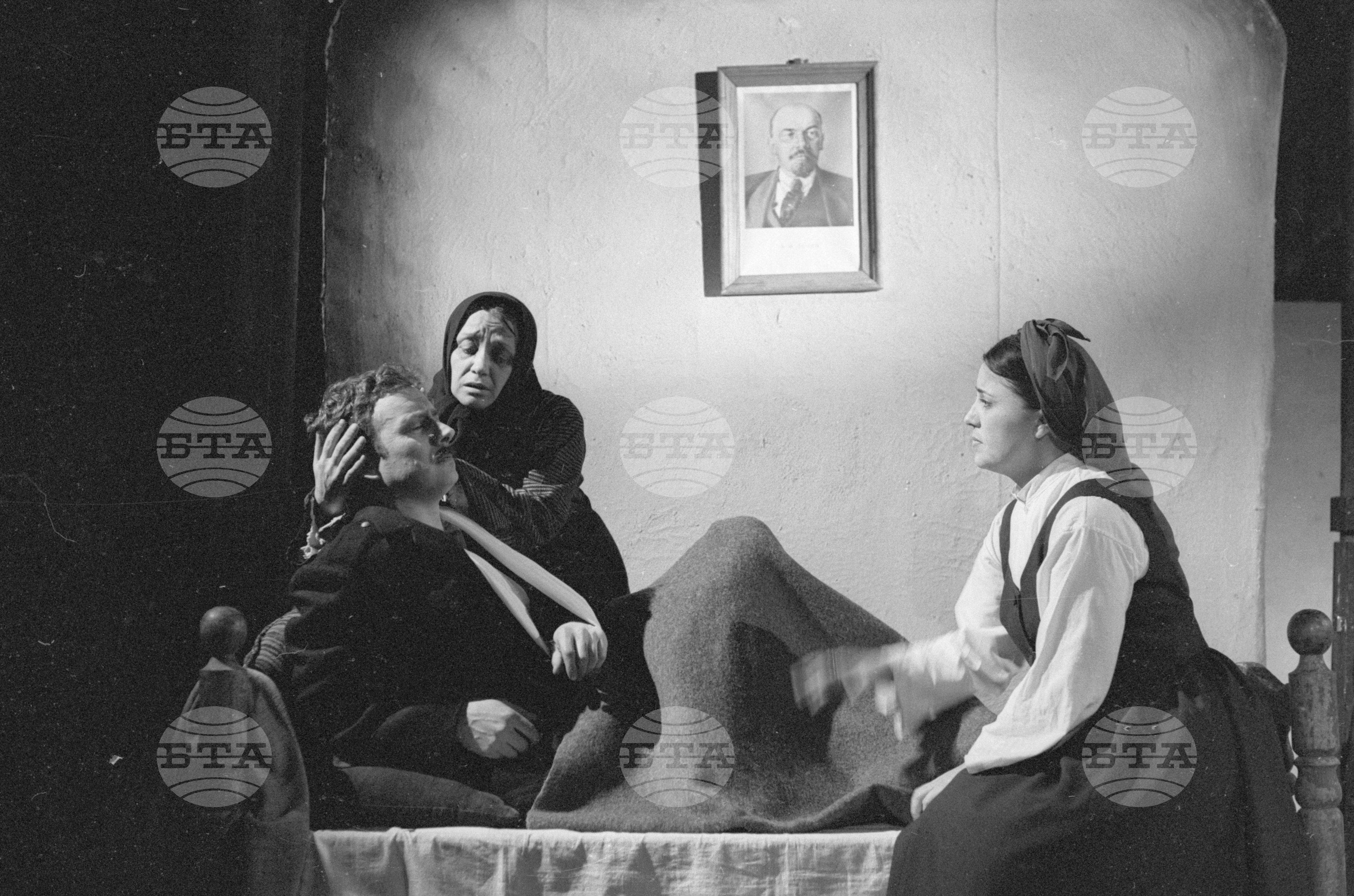 "Ленин влезе в нашия дом " от Георги Караславов, Постановка - Надежда Сейкова