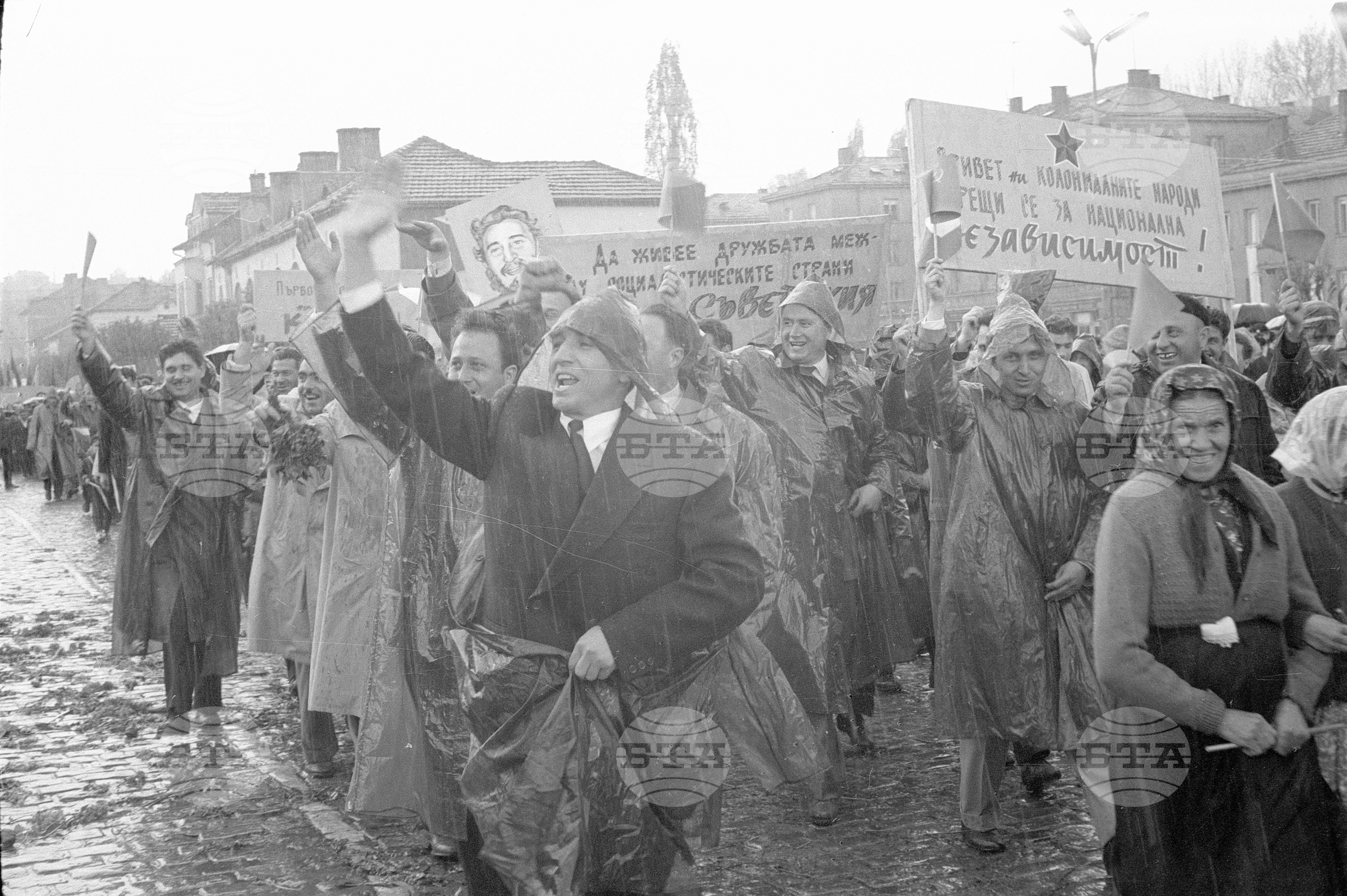 Първомайската манифестация на трудещите се в Димитрово (днес Перник) част 2