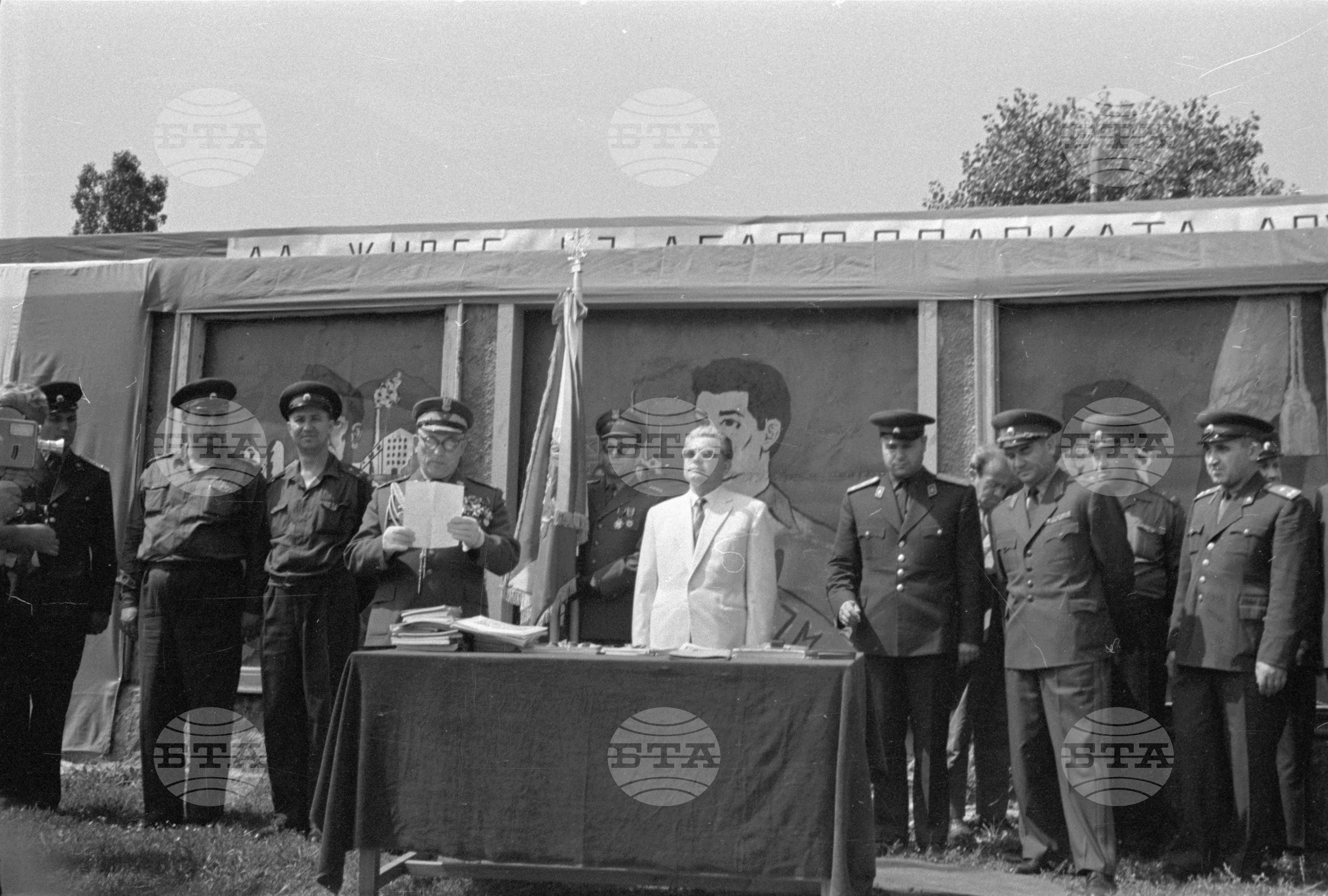 Тържествено връчване на полско военно знаме на БНА (Българска народна армия) по случай 20 годишнината на полската войска
