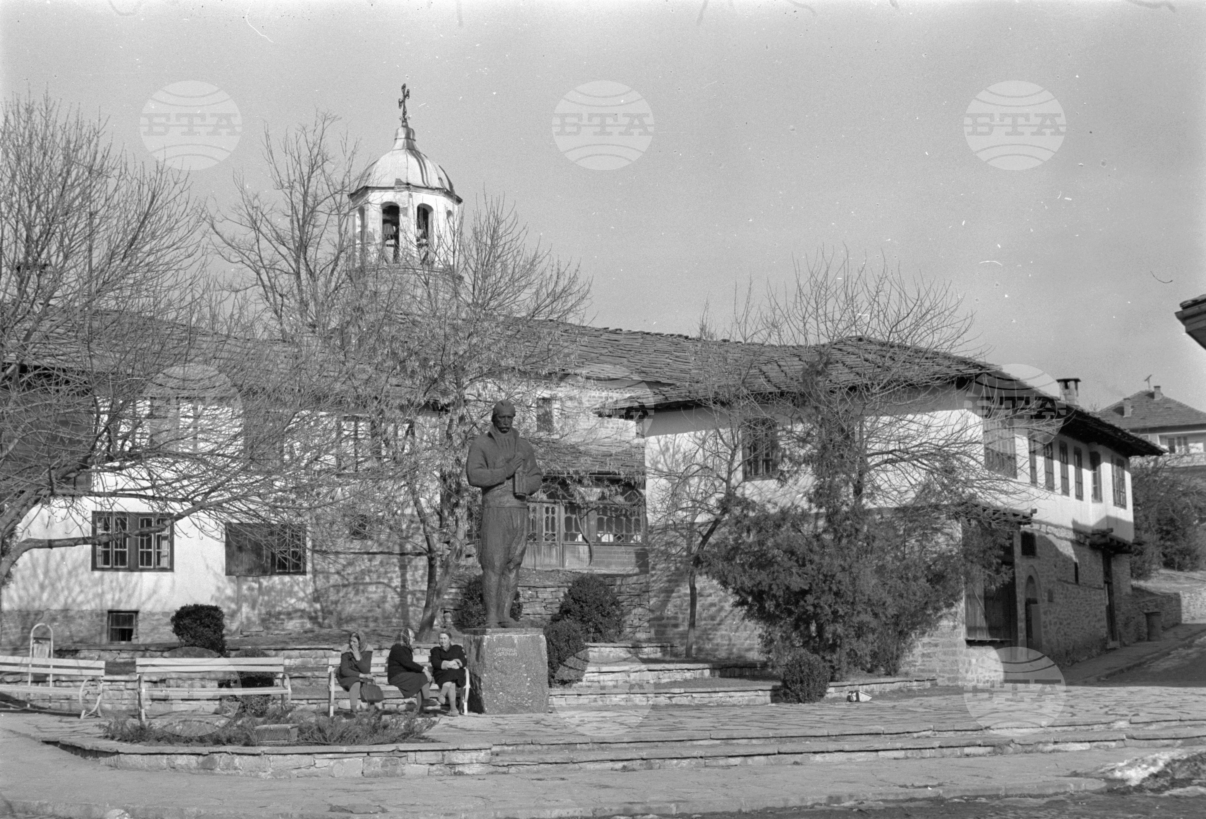 Старинната част на град Дряново с паметника на майстор Кольо Фичев