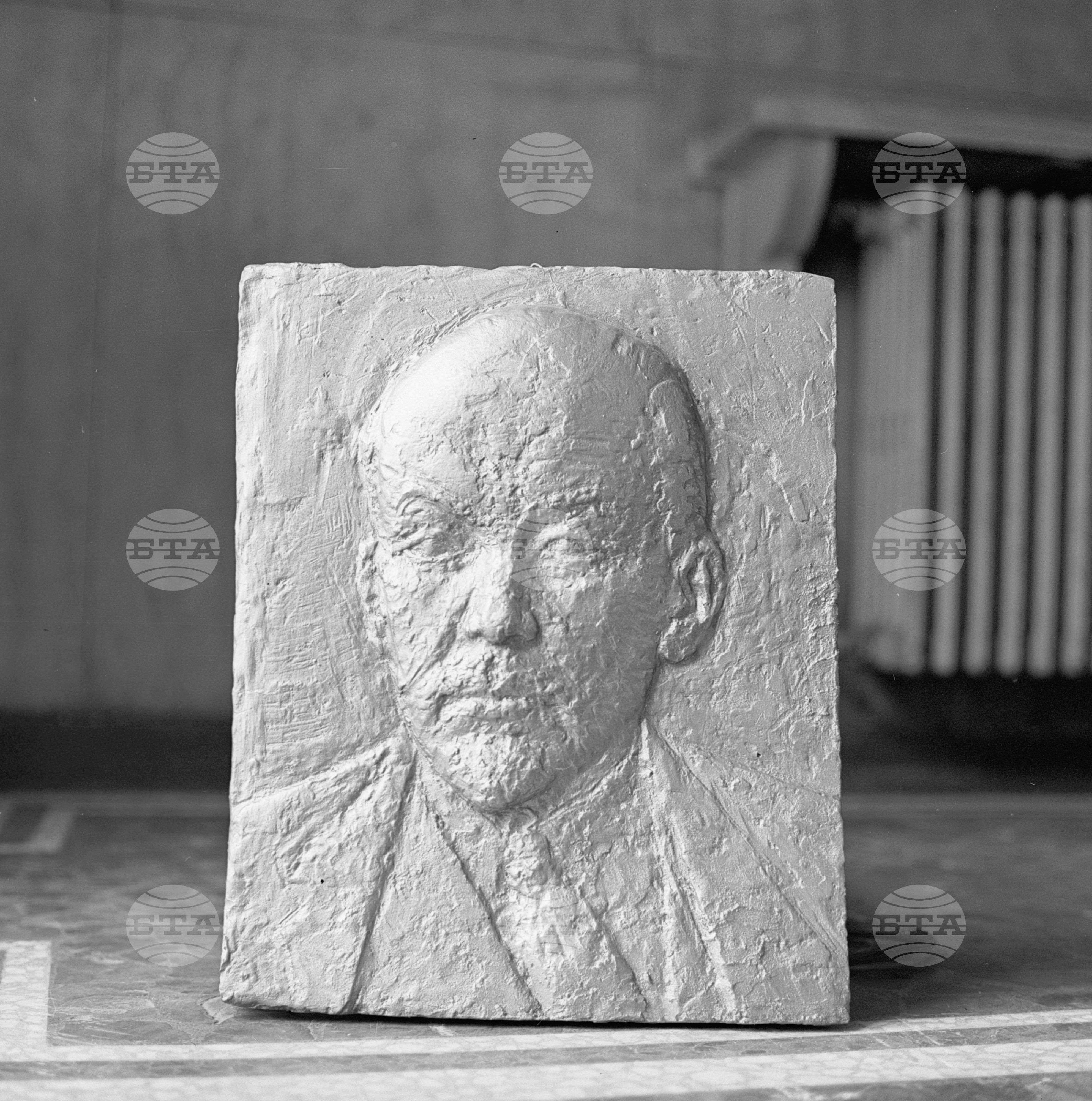 Склупторна изложба на самодейци към профсъюзния дом "Георги Димитров"