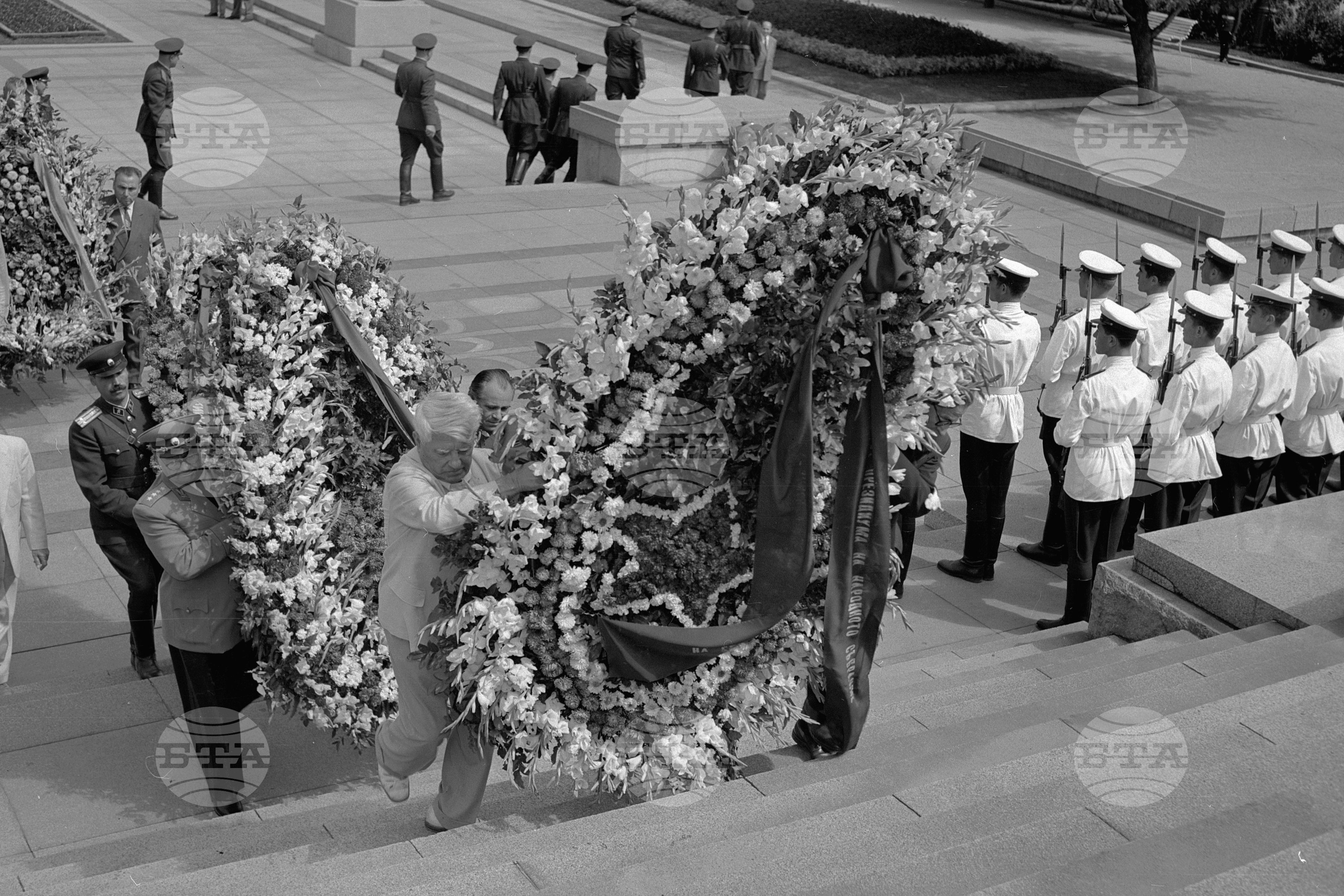 Венци пред Паметника на Съветската армия и Паметника на героите, загинали в борбата против фашизма