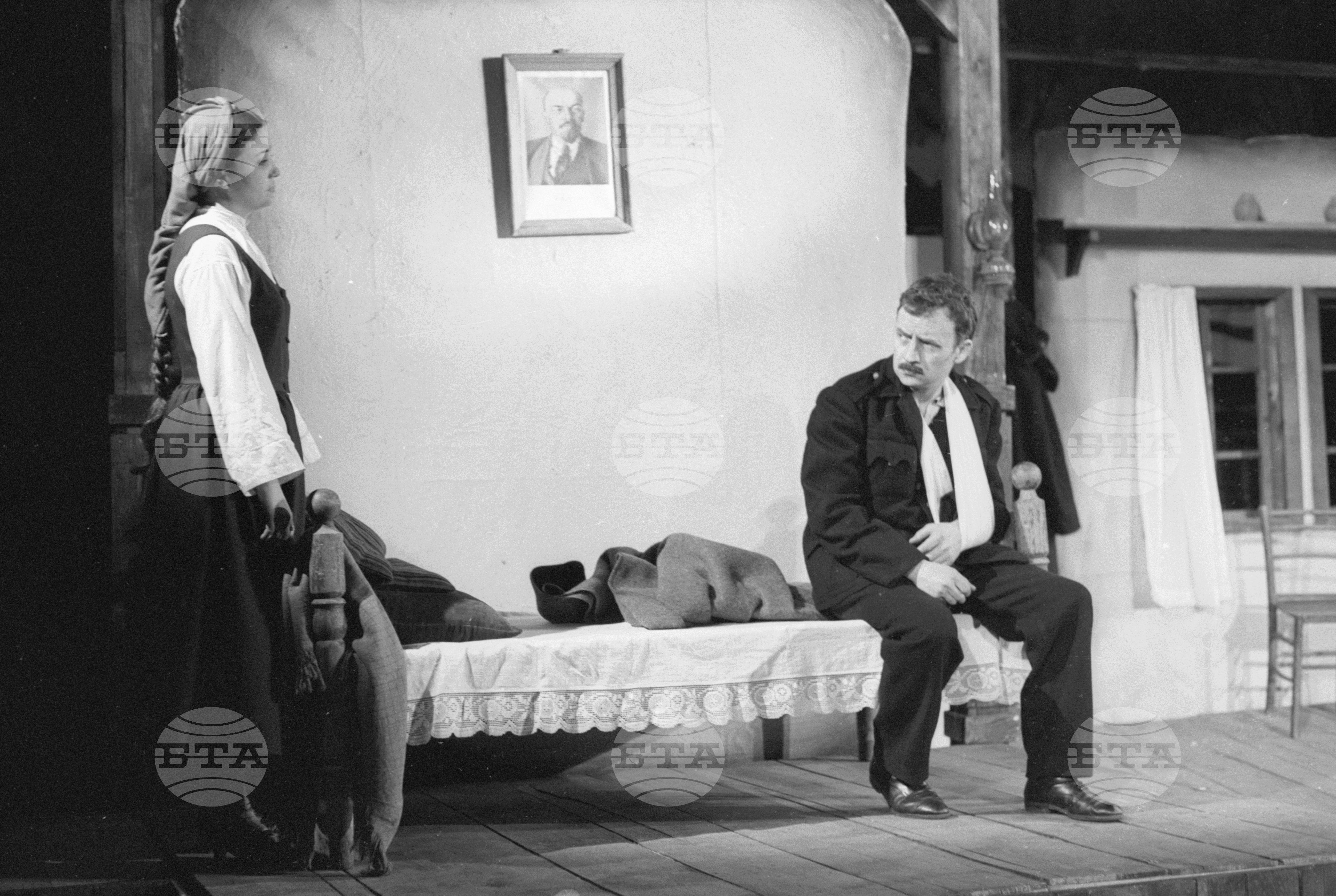 "Ленин влезе в нашия дом " от Георги Караславов, Постановка - Надежда Сейкова