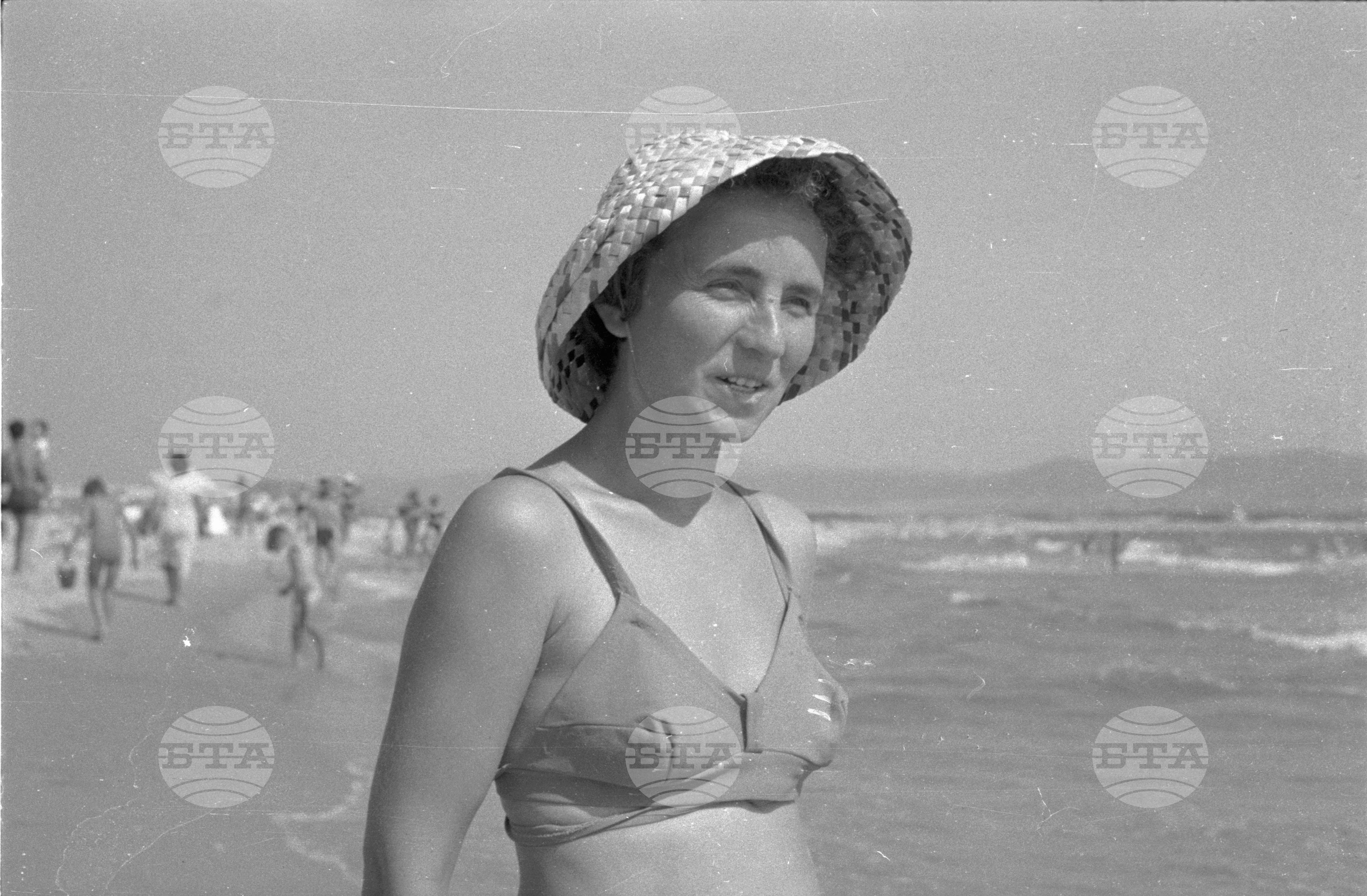 Пионери от Министерството на земеделието на плажа в Несебър 1962г