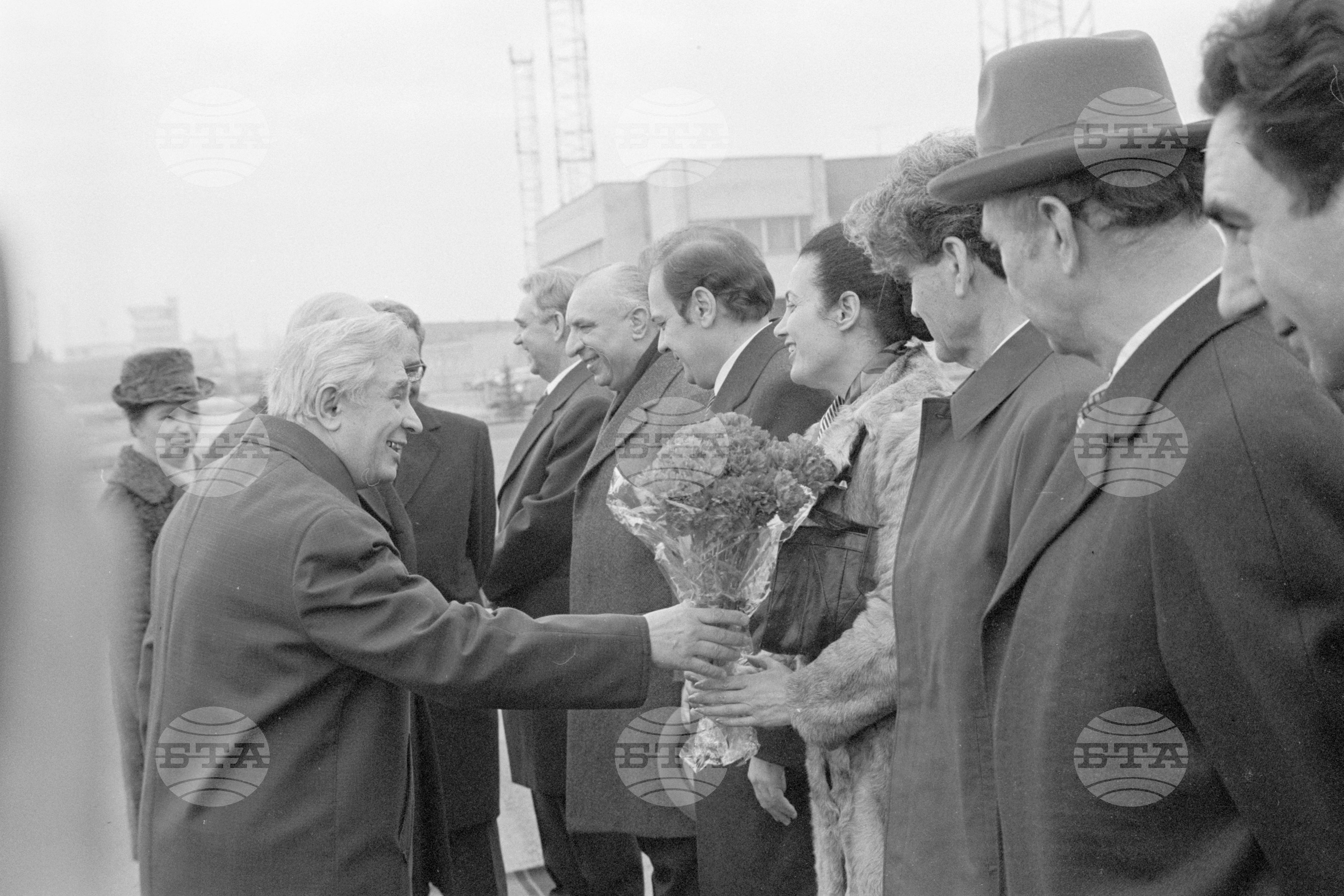 Другаря Ст. Тодоров посрещна Кузнецов. Другаря Тодор Живков прие Кузнецов