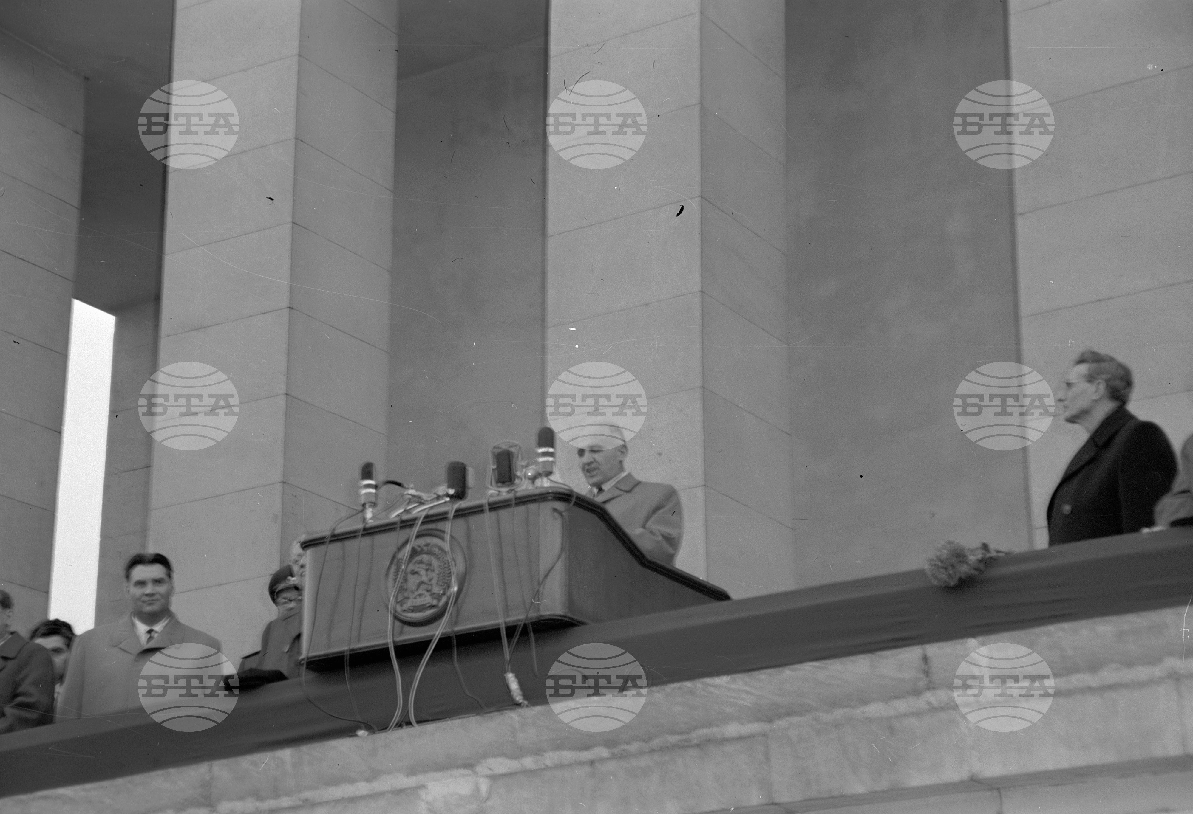 Многохиляден митинг в столицата по случай завършването на Осмия Конгрес на Българската комунистическа партия
