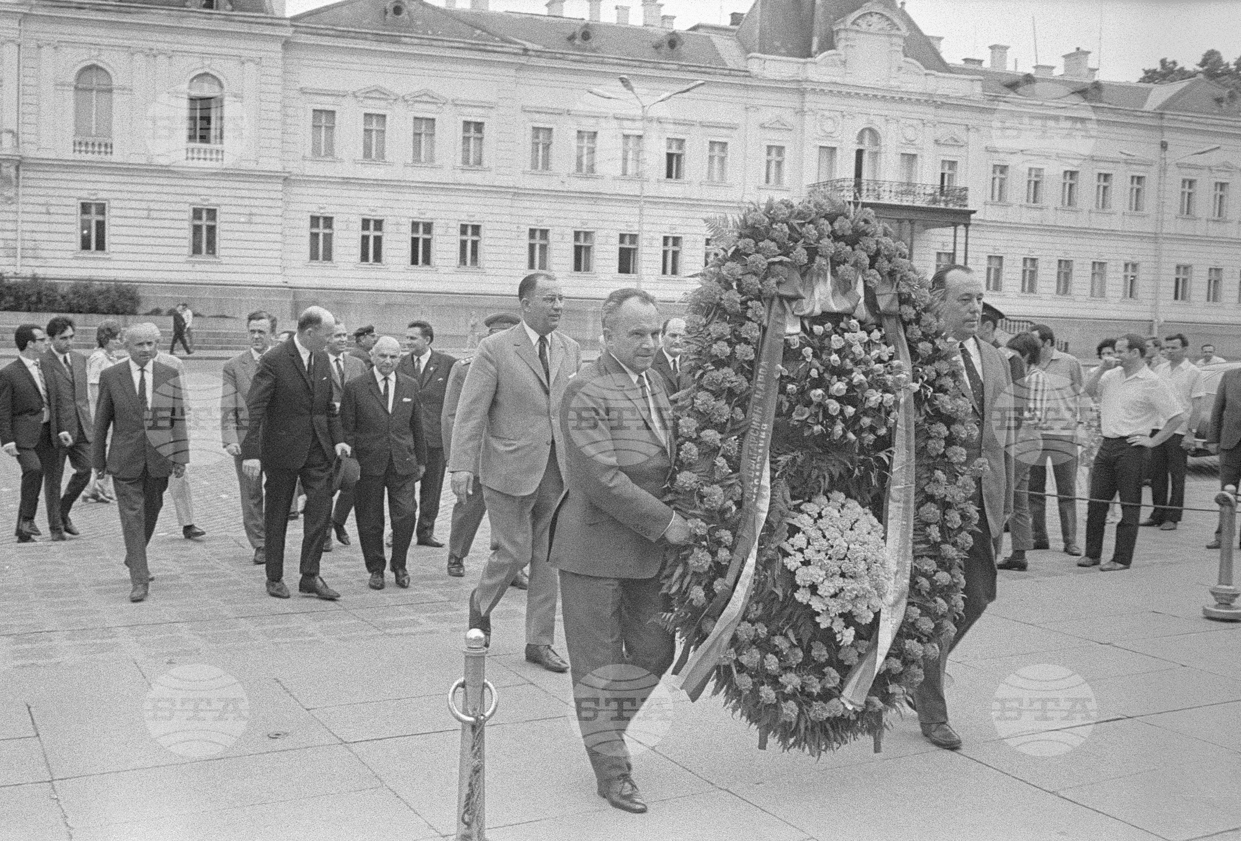 Венец пред мавзолея от делегацията на Националния съвет на Чехословашкия фронт
