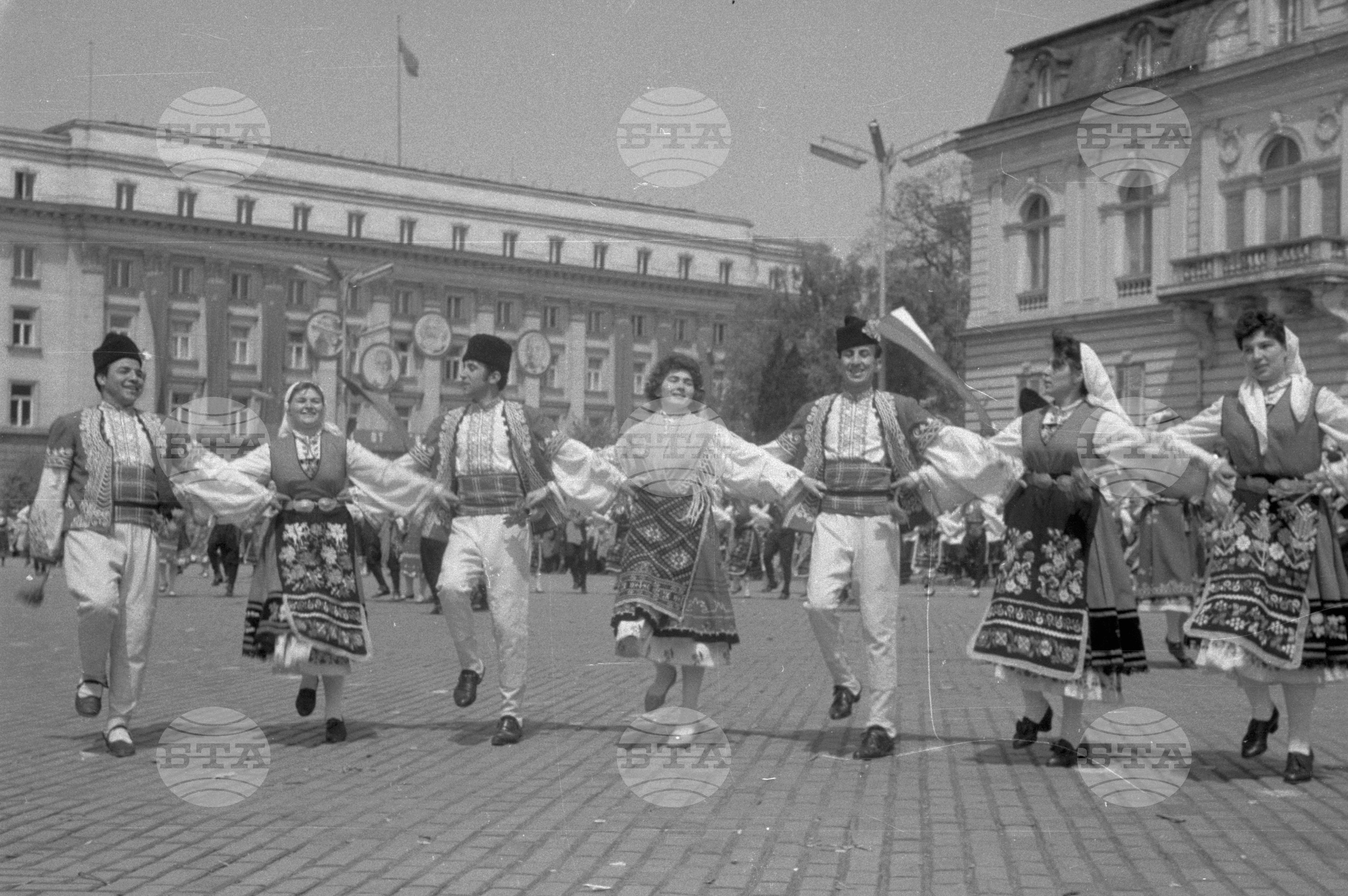 Първомайска манифестация в столицата 1962г. част 4
