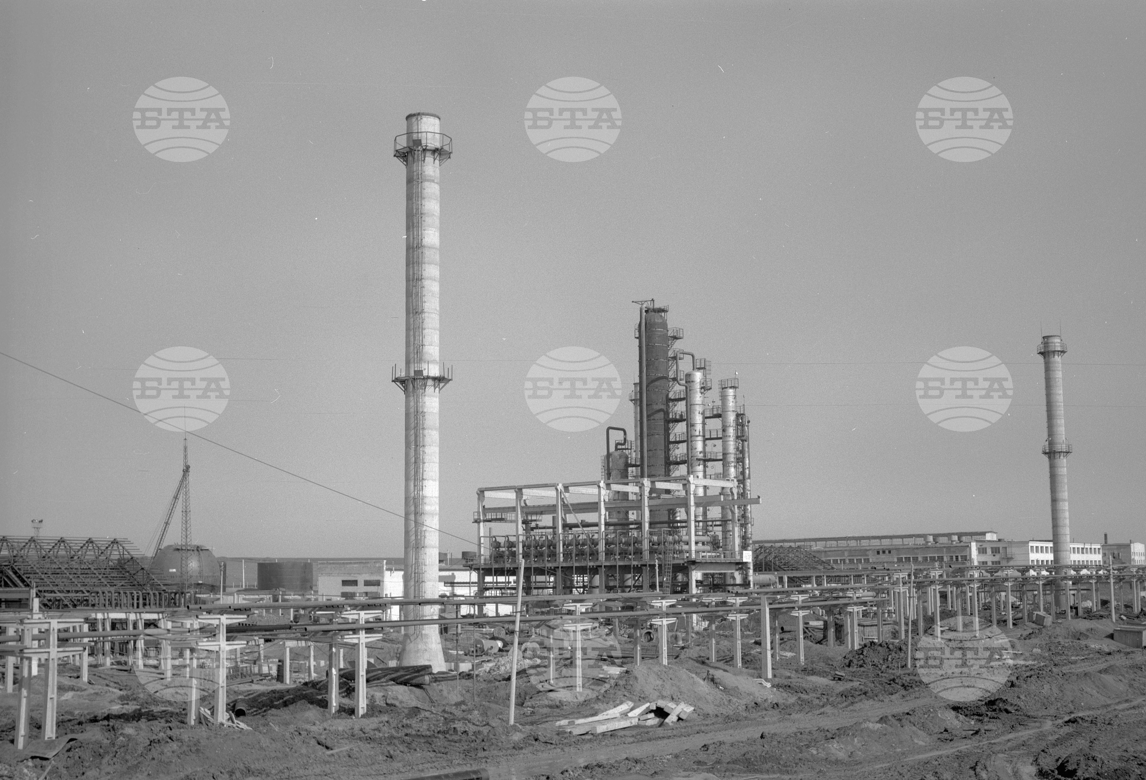 На строежа на нефтопреработвателния завод край Бургас