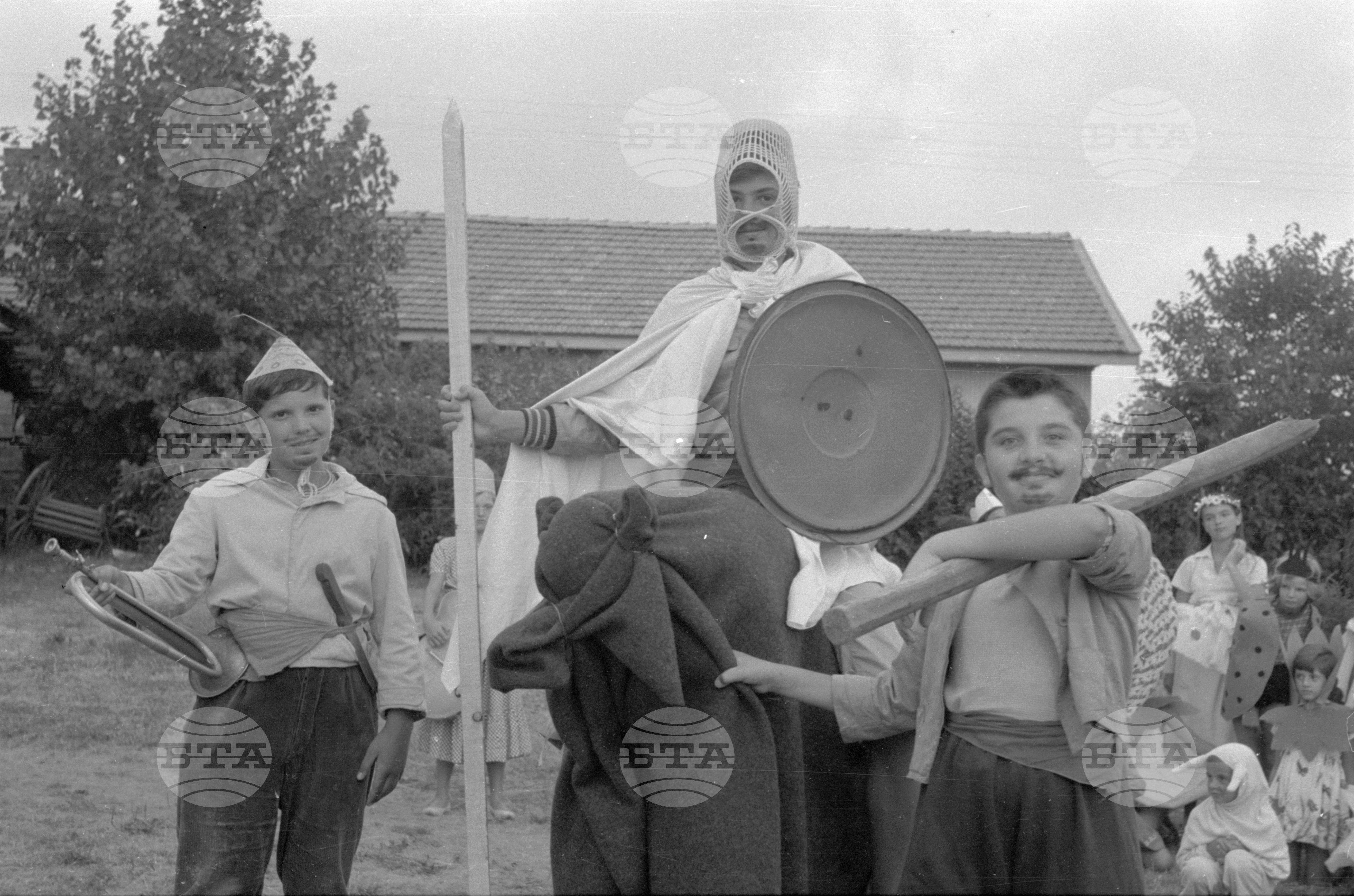 Пионери от Министерството на земеделието на плажа в Несебър 1962г