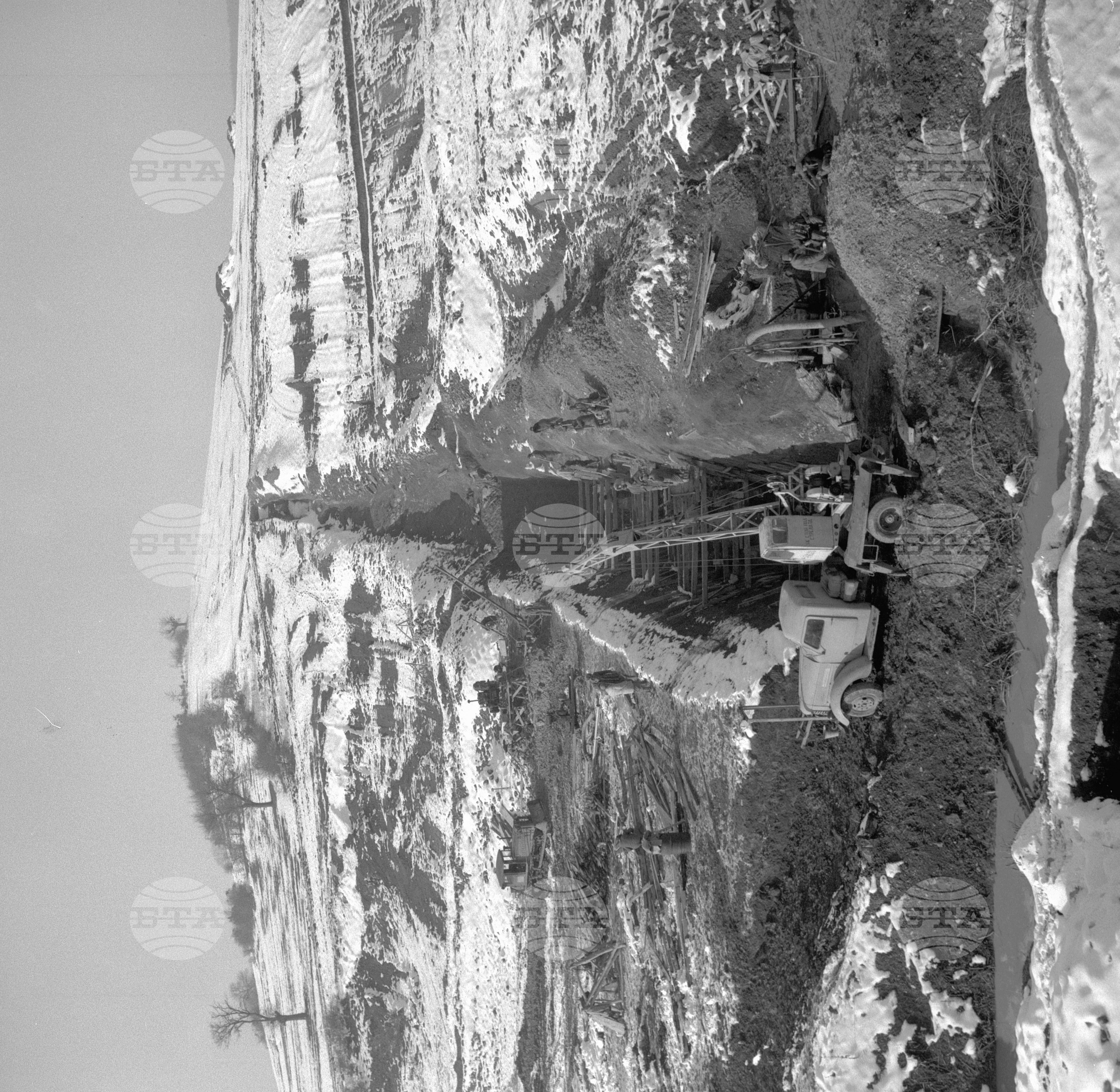 На строежа на язовир "Смядово", Коларовградски окръг (днес Шумен) - 1962 година