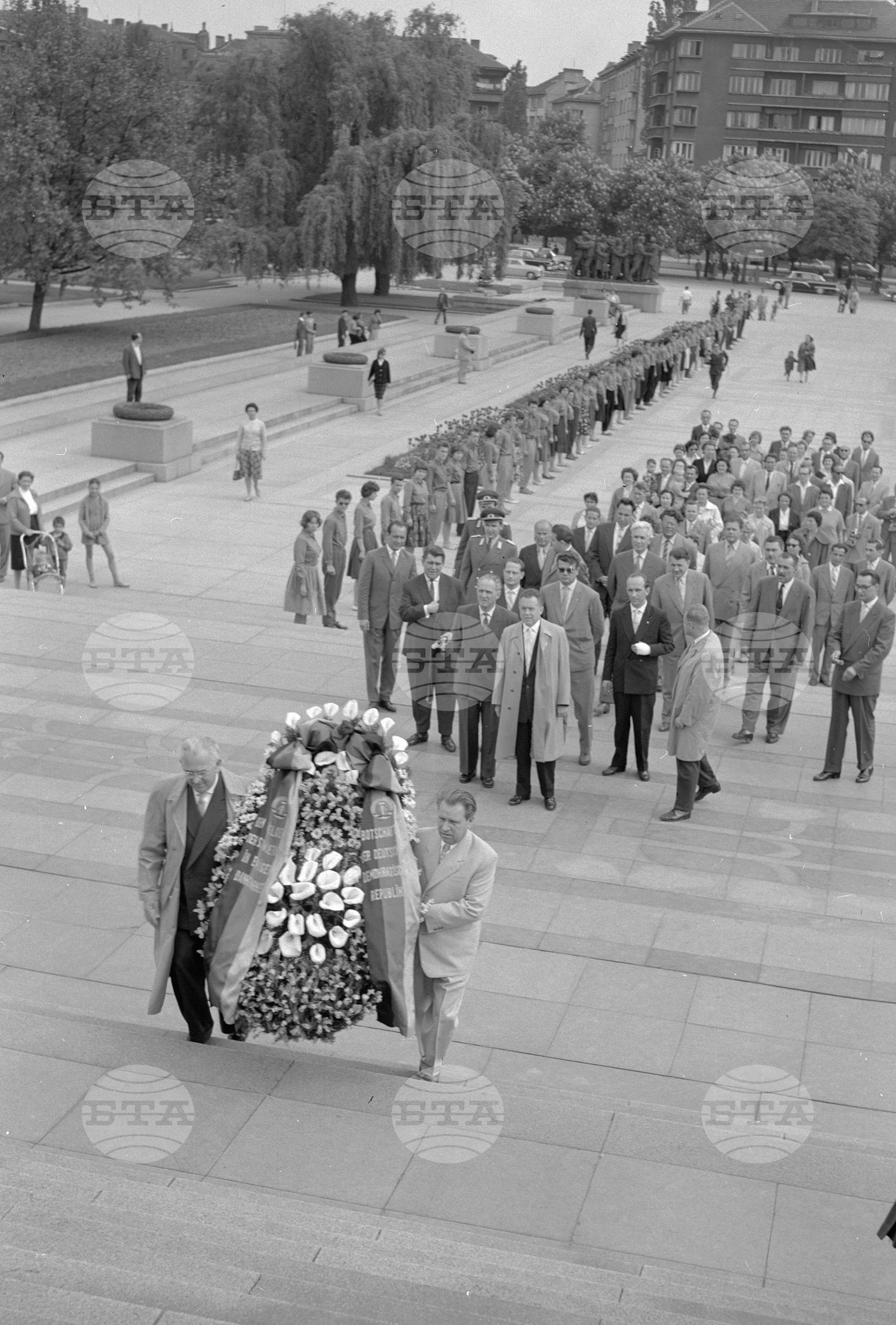 Венец пред паметника на Съветската армия от посолството на ГДР (Германска демократична република)