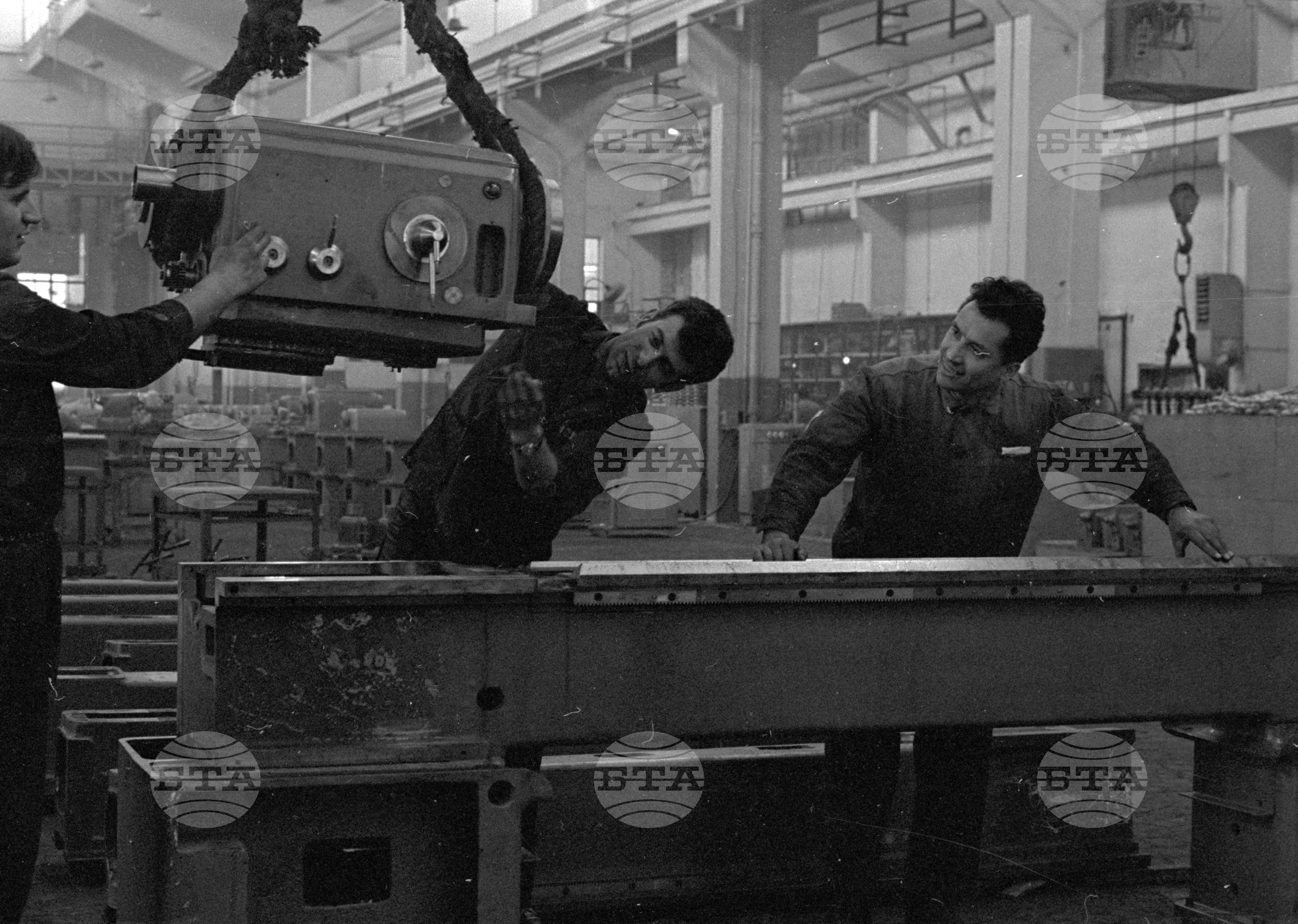 Първият работен ден в завода за металорежещи машини - София
