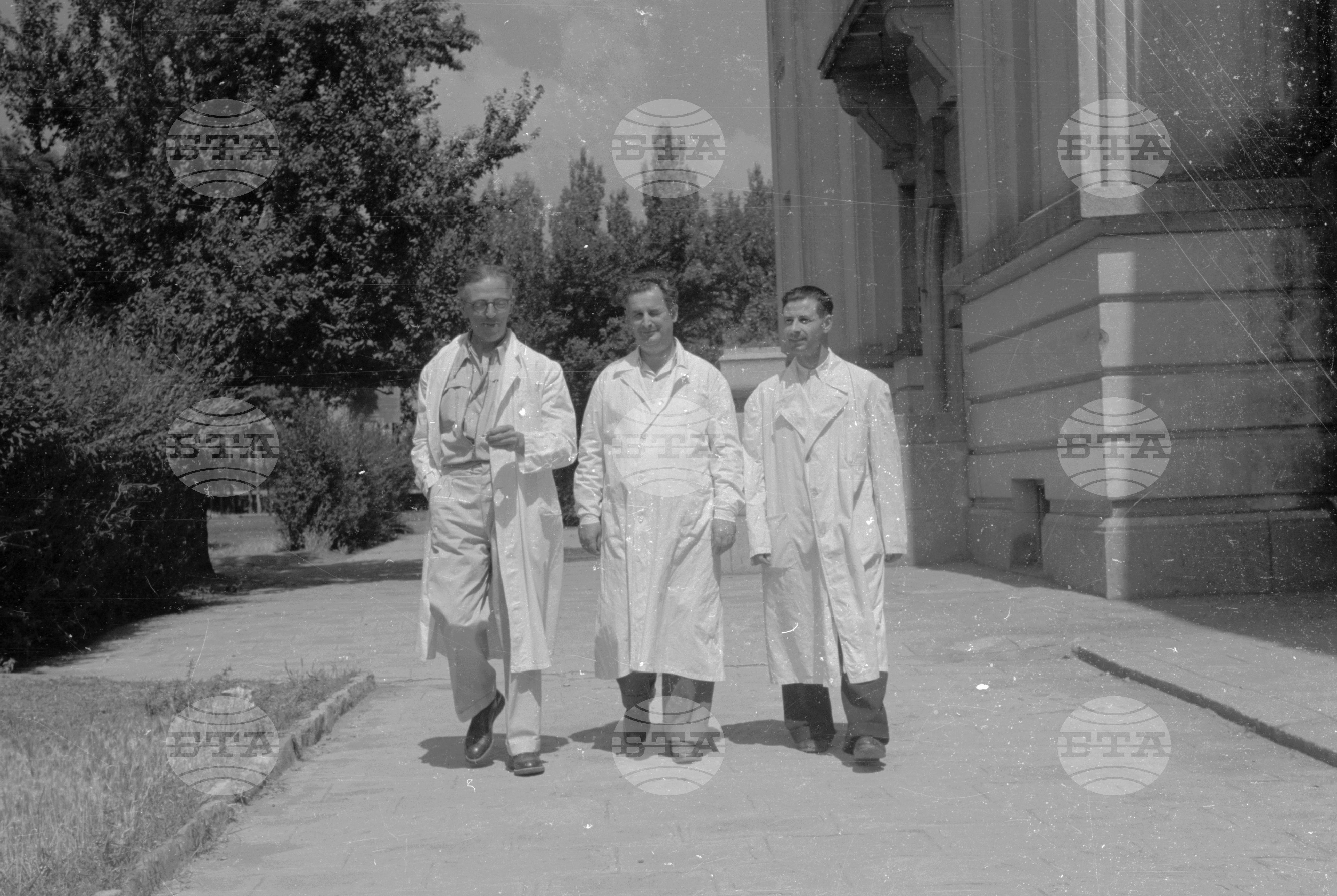 Писателят Димитър Димов в работния си кабинет на Ветеринарно медицинския факултет в София