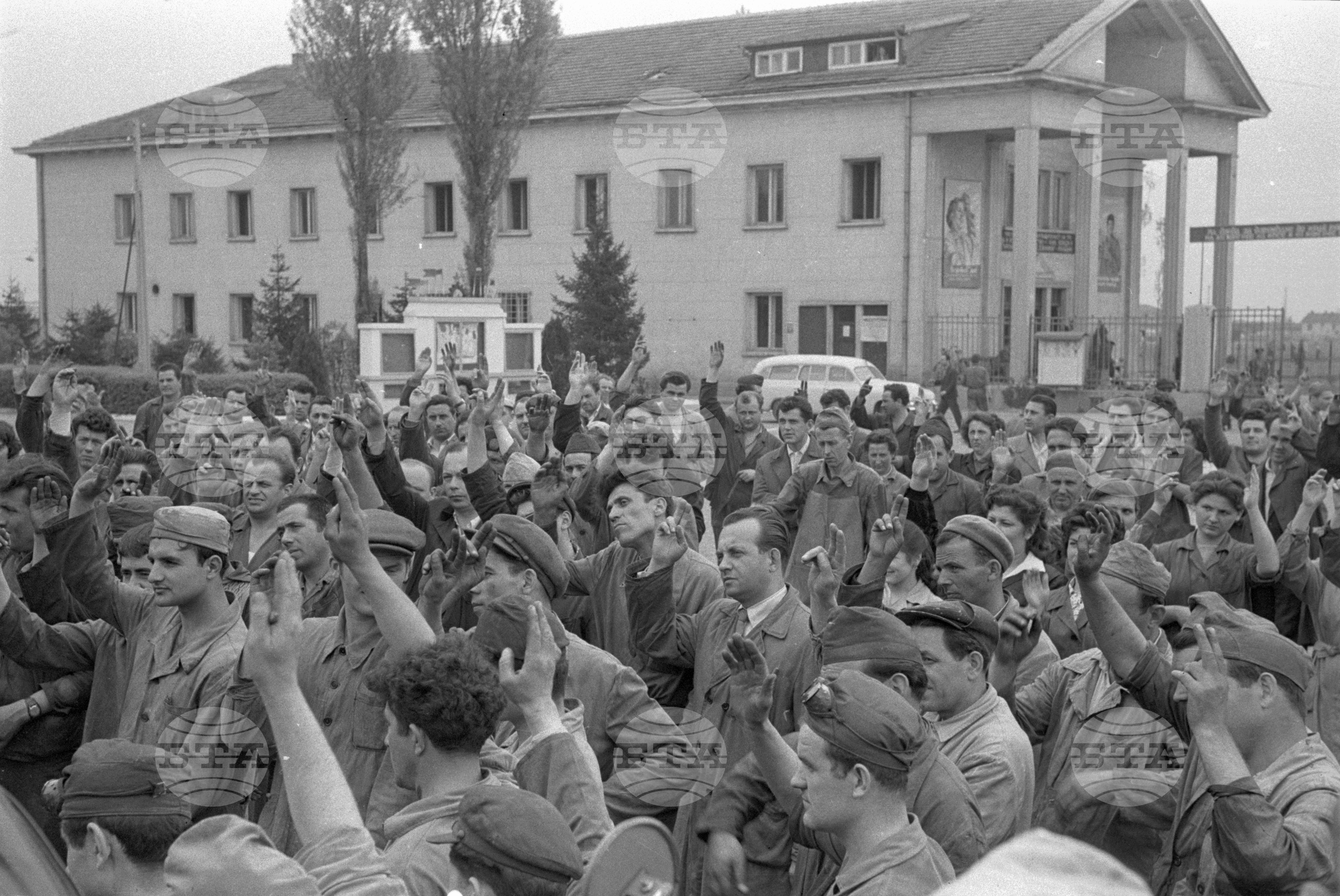 Протестен митинг на работниците от Авторемонтен завод-гара Искър, против Американската агресия в Куба