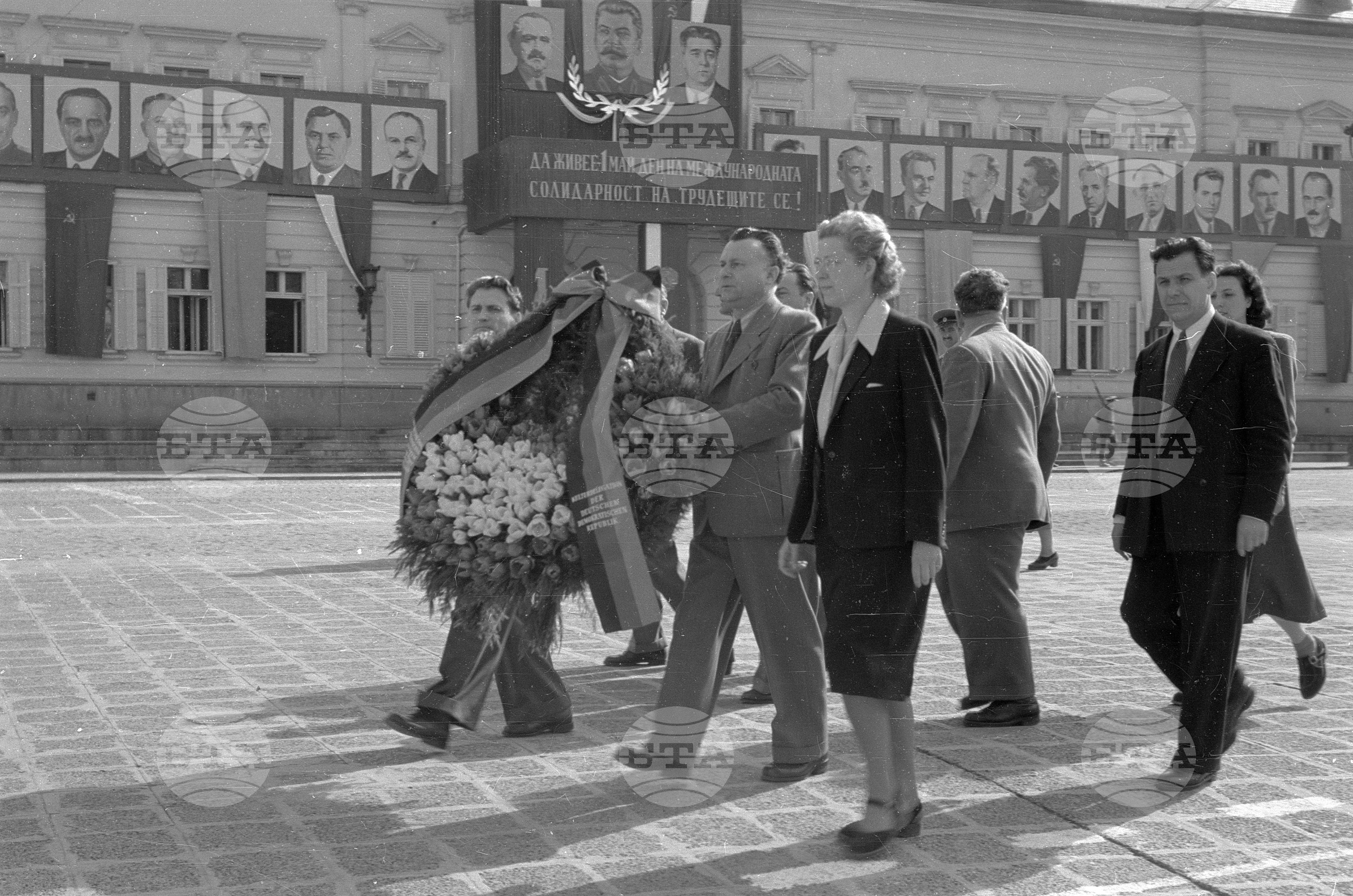 Полагане венци пред мавзолея на Г. Димитров от гостуващата в страната ни културна делегация от ГДР (Германска демократична република)