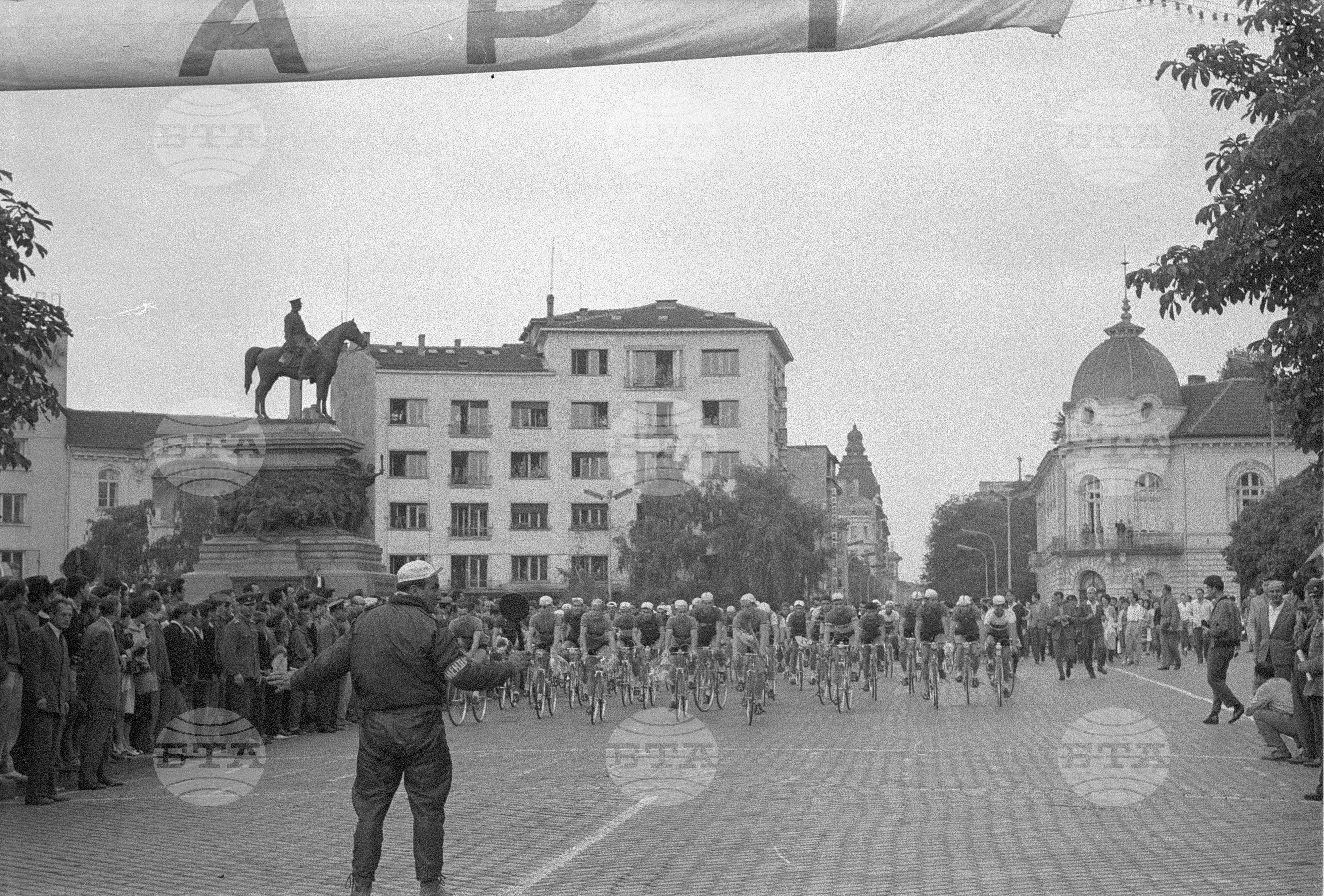XII Колоездачна обиколка на България под шефството на вестник "Труд"