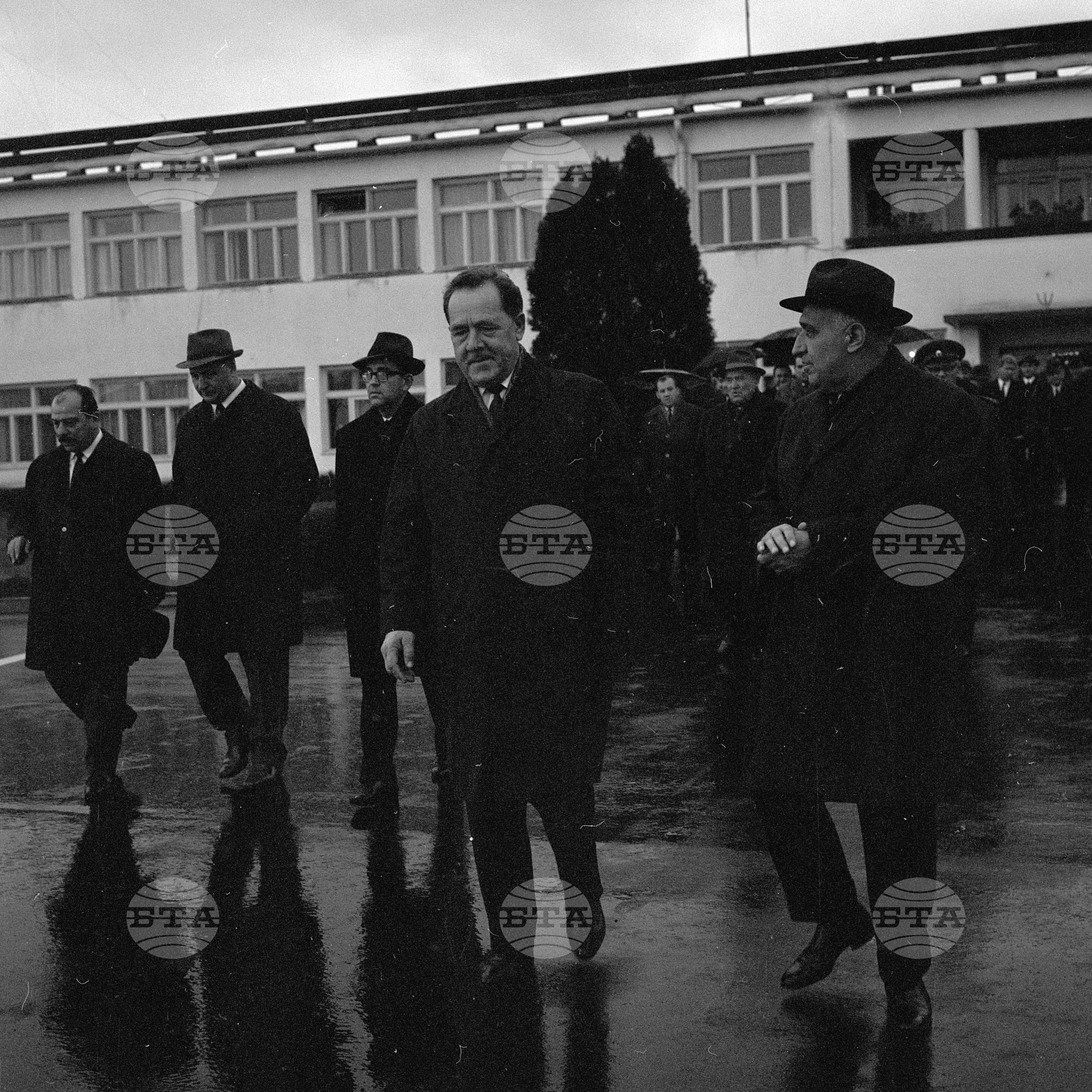Партийно-правителствената делегация замина за Москва