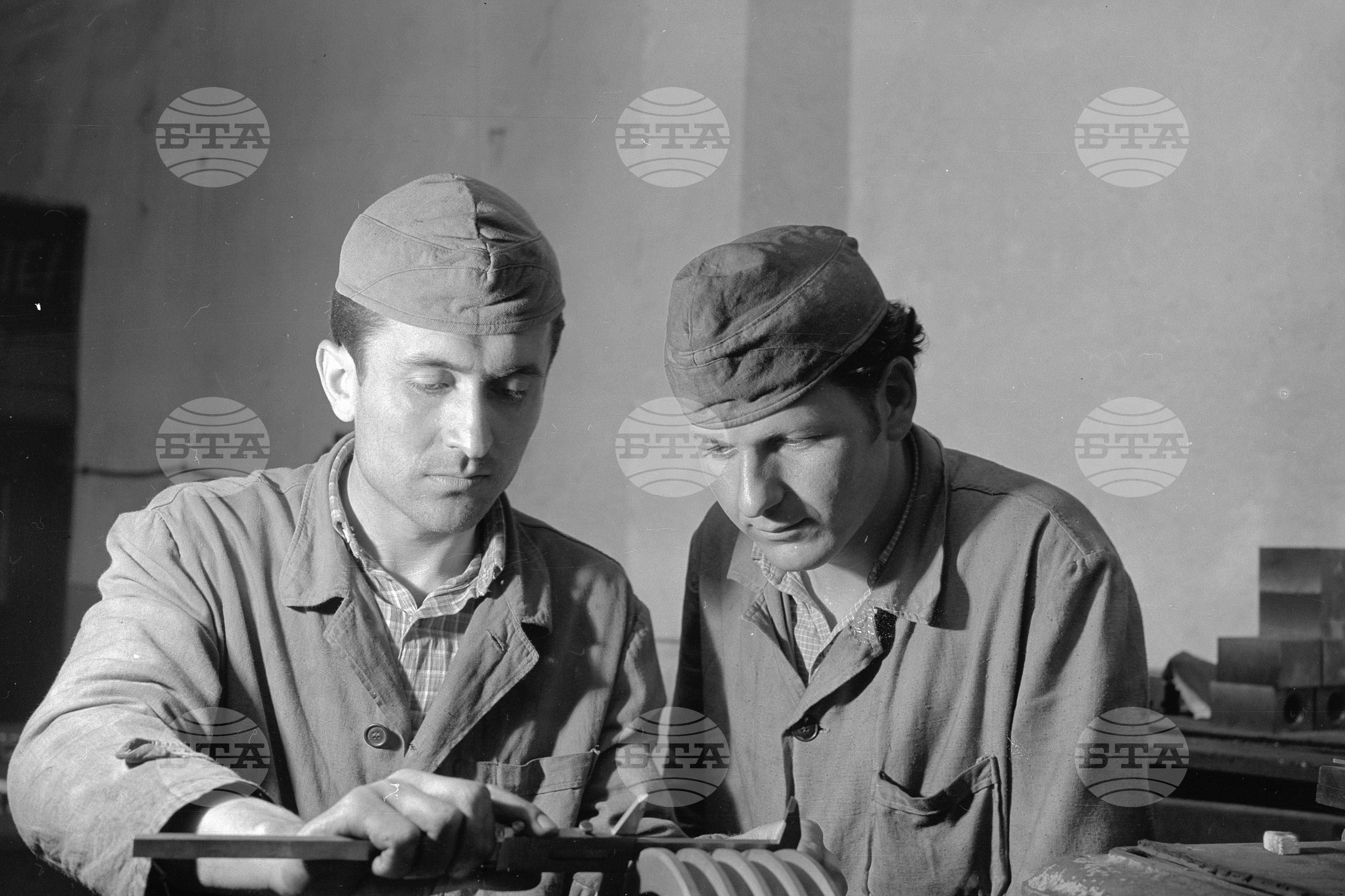 Държавен машиностроителен завод (ДМЗ) "Червена звезда", гара Дебелец, Търновско