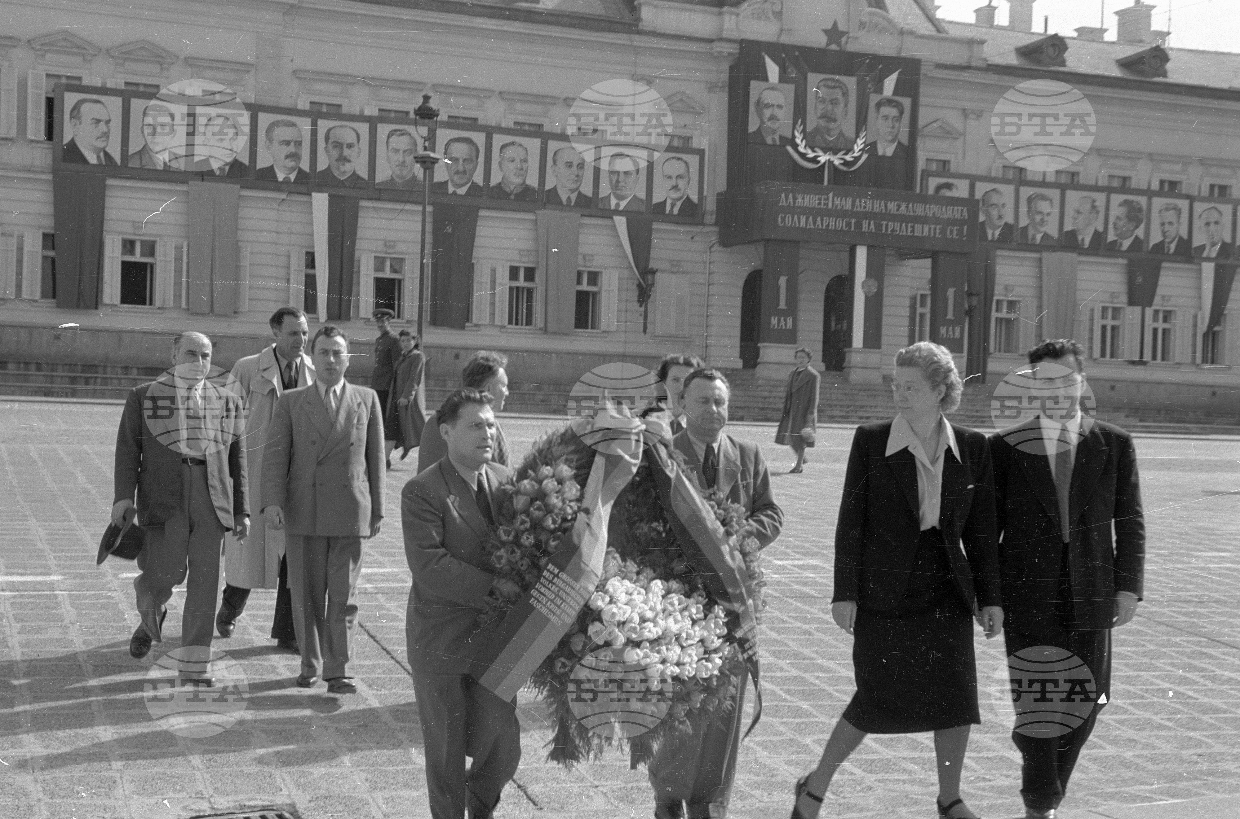 Полагане венци пред мавзолея на Г. Димитров от гостуващата в страната ни културна делегация от ГДР (Германска демократична република)