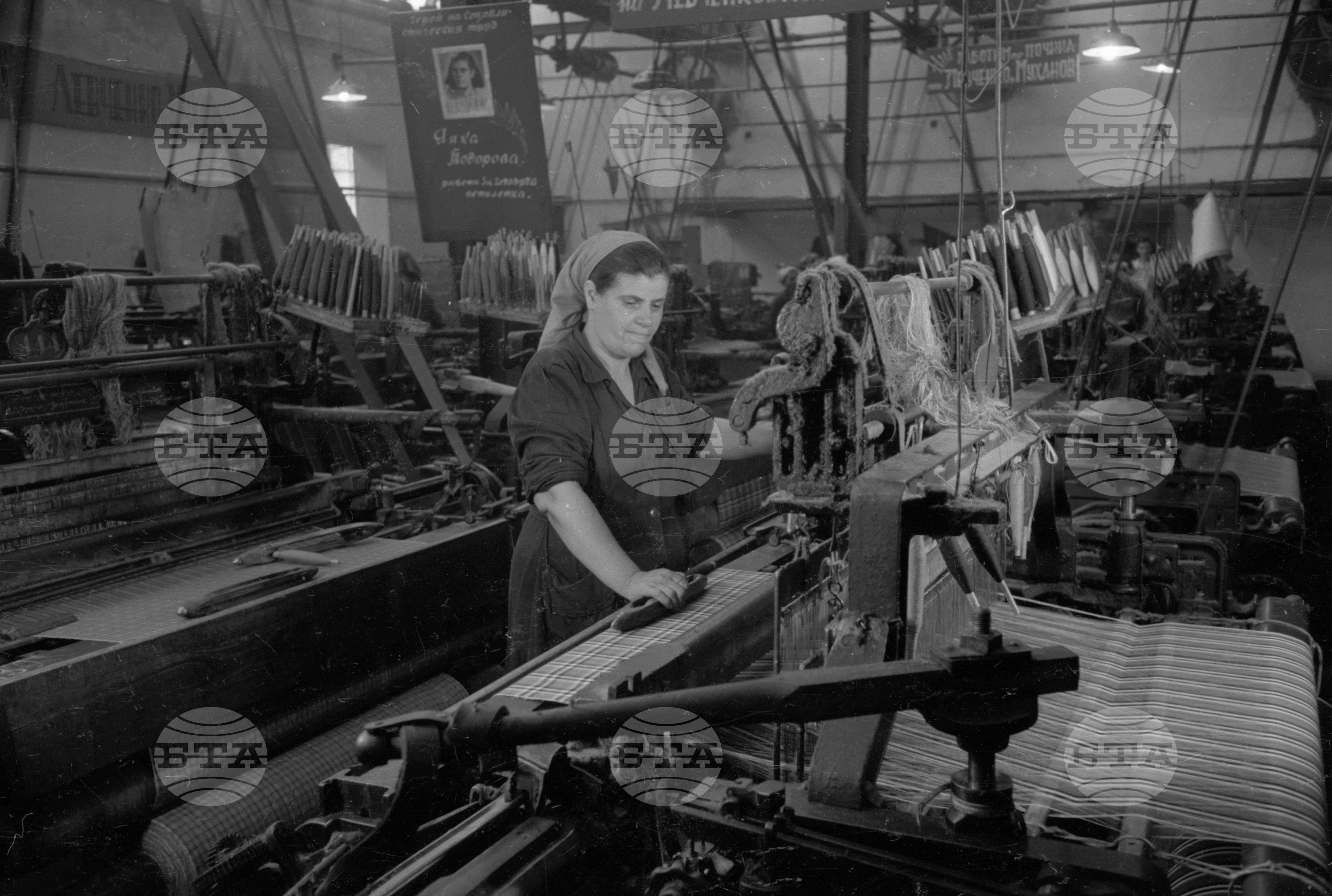 Из живота на работниците във ф-ка „1-ви май“ в Сталин (дн. Варна) - 1953 година
