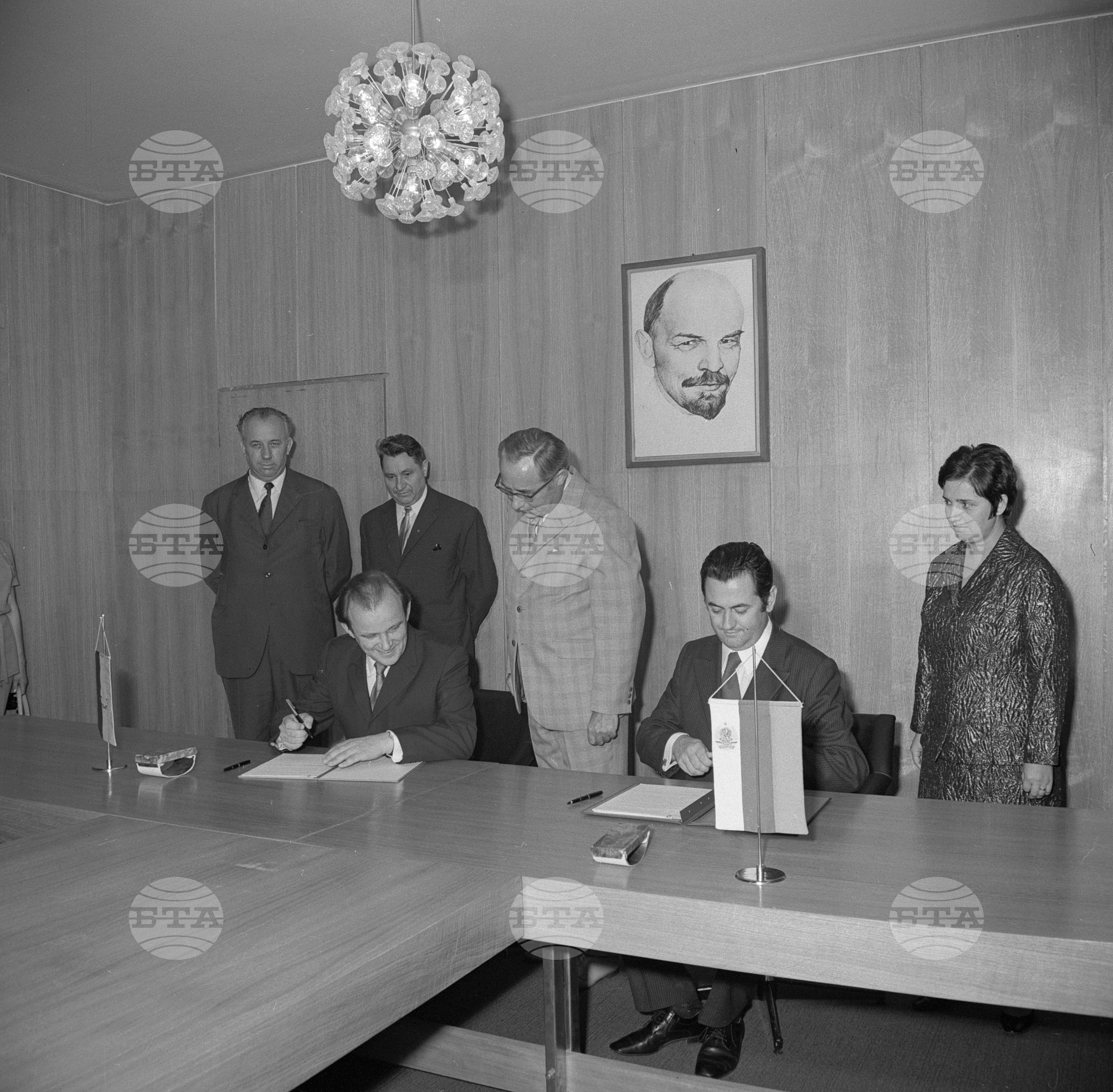 Подписване на план за сътрудничество с ГДР (Германска демократична република)