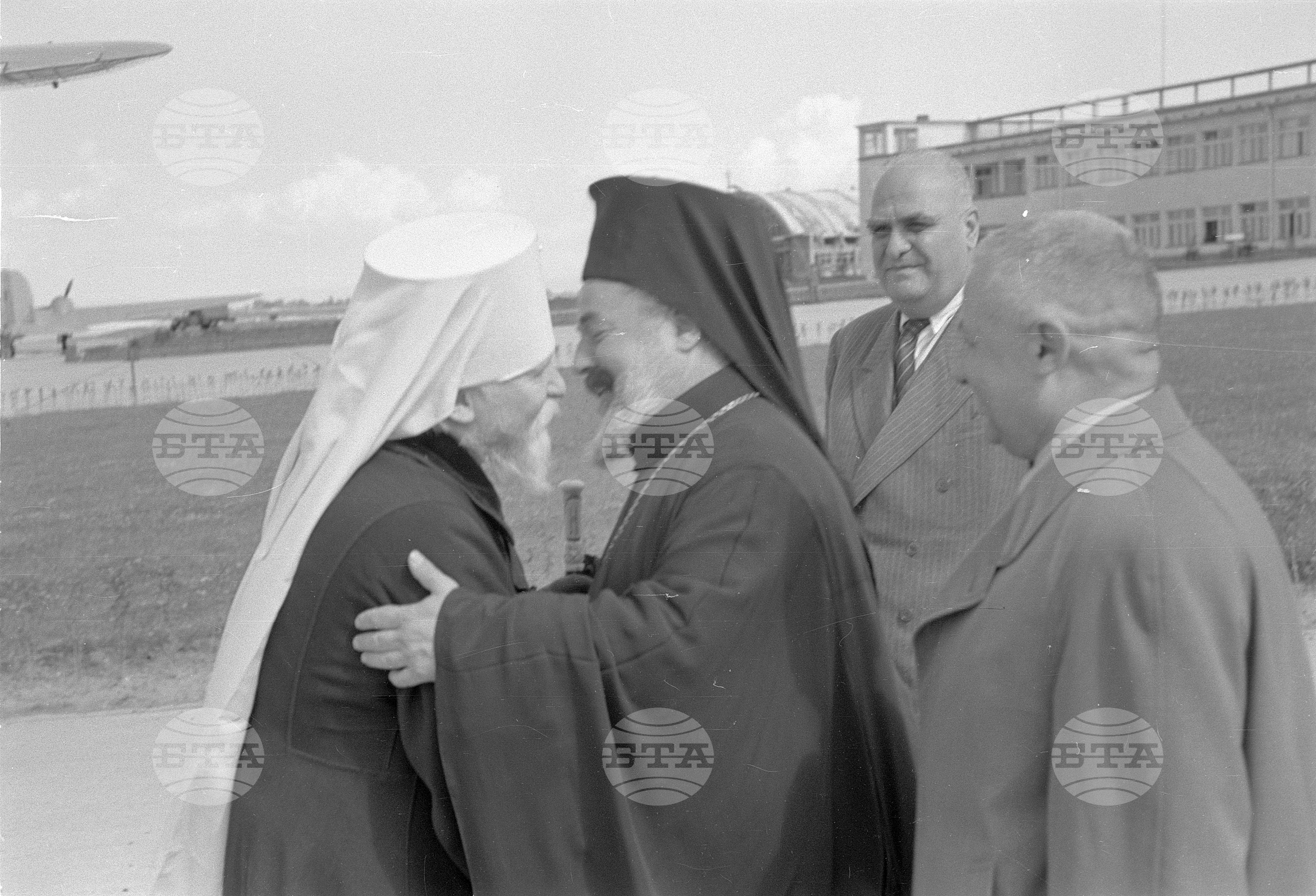 Посрещането на митрополит Николай  Крутицки и Коломенски на летище "Враждебна". Посрещането на културна делегация от Съветския съюз - Хачатурян и Филипенко, видни музикални дейци гостуващи у нас по случай прегледа на българското музикално творчество след 9 септември 1944 година