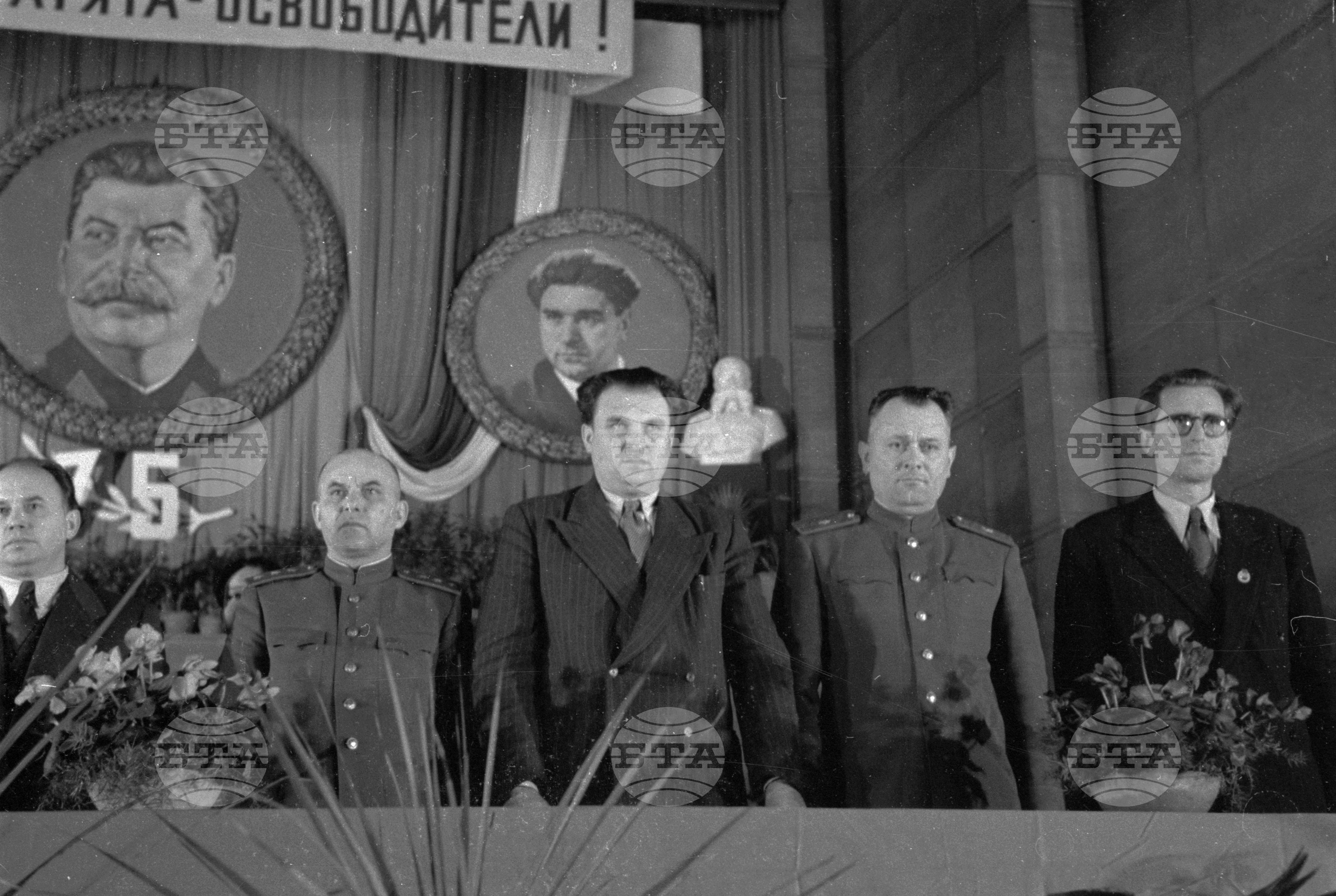 Тържествено събрание в зала „България" по случай 75-годишнината от освобождението на София