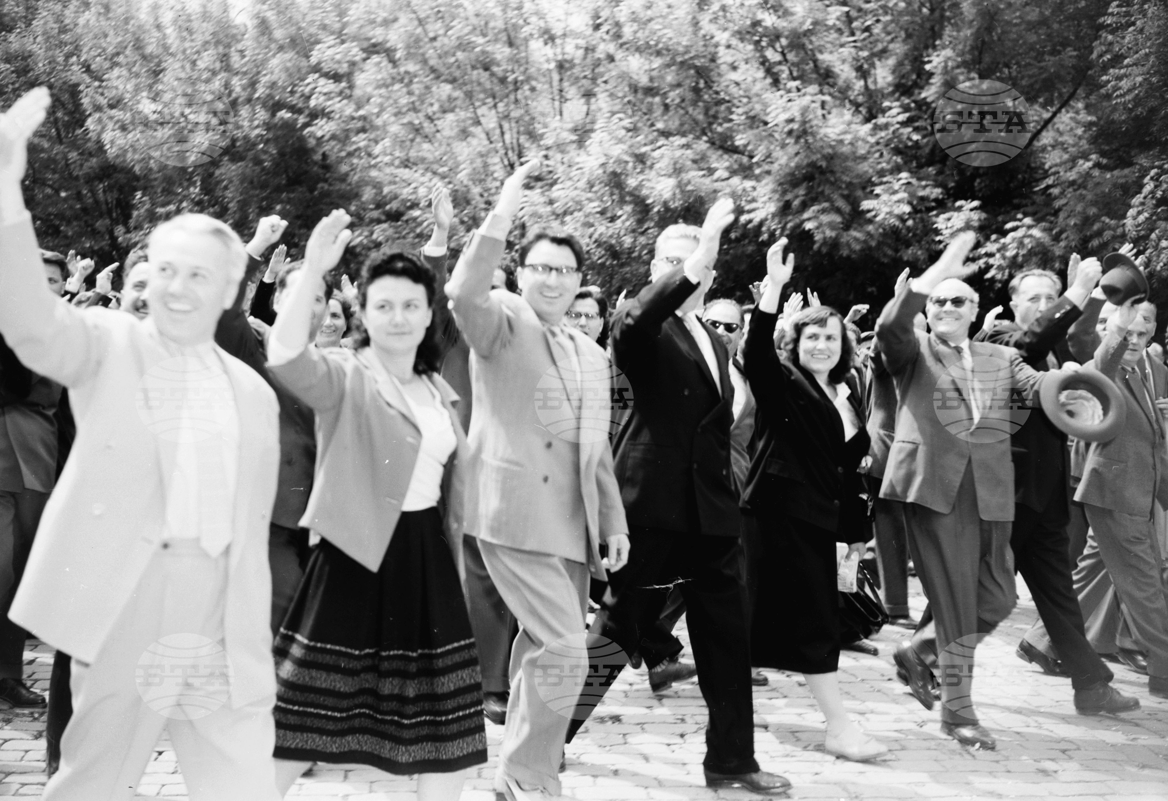 Величествената първомайска манифестация на трудещите се в Пловдив (1961) част 4
