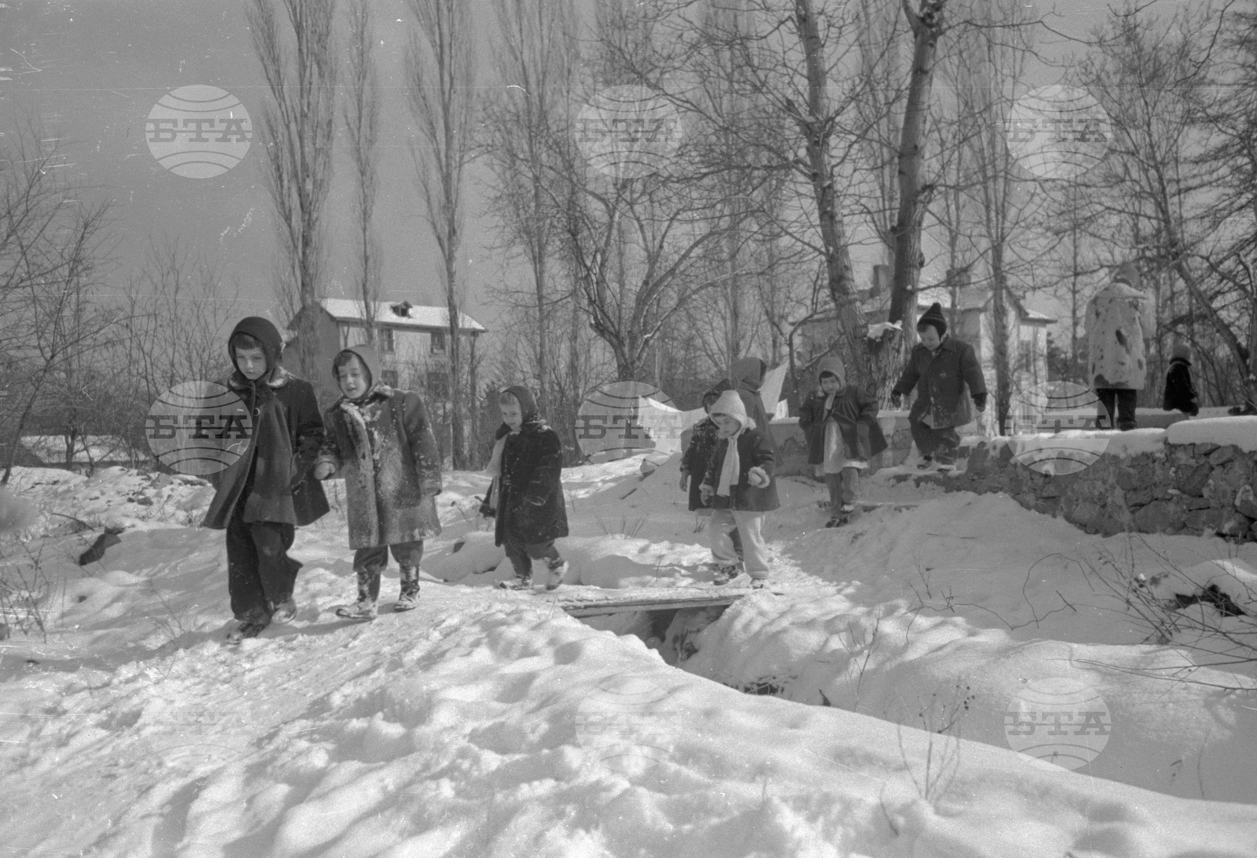 Зимни снимки в седмичната детска градина за деца на служители на МНО (Министерство на народната отбрана)