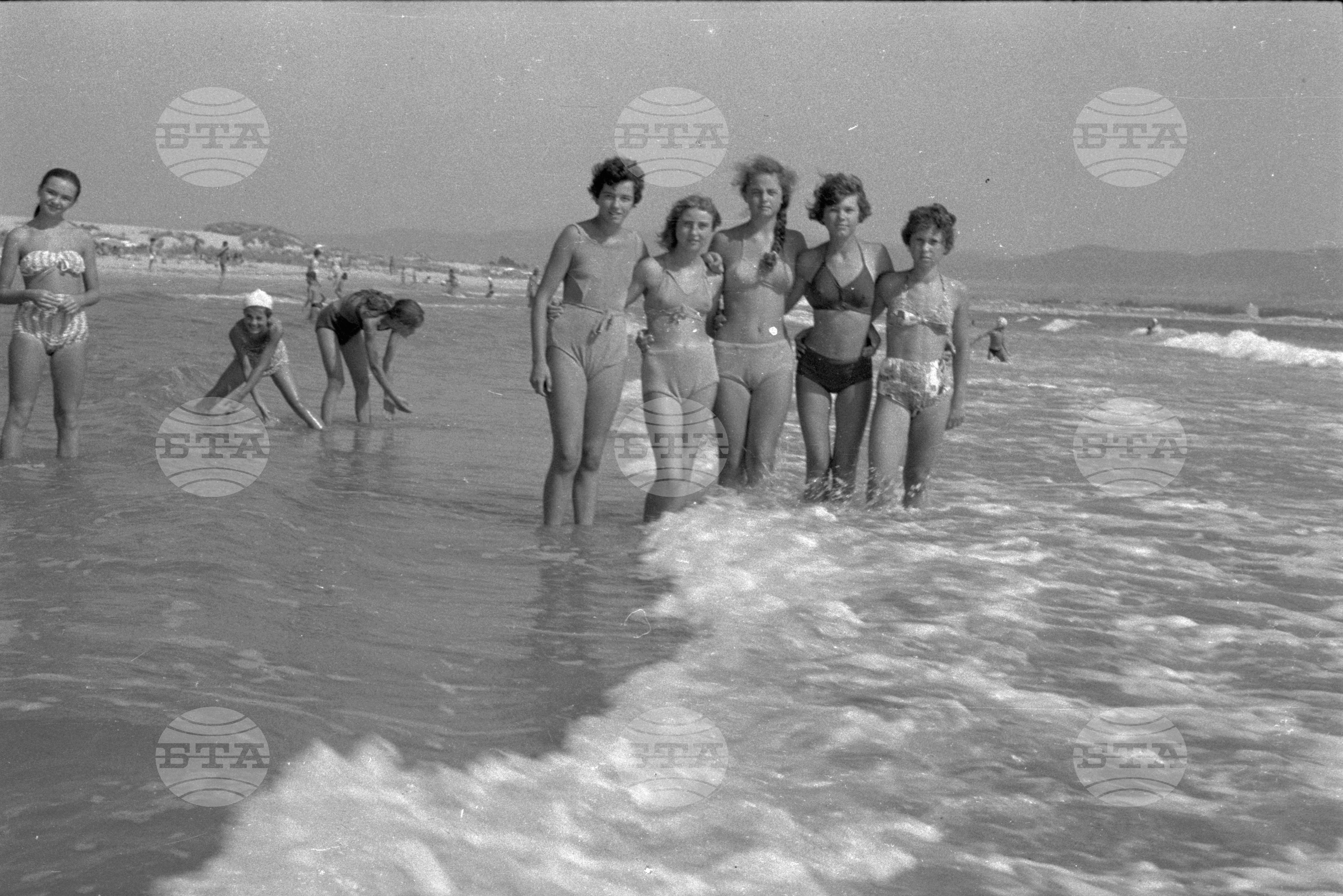 Пионери от Министерството на земеделието на плажа в Несебър 1962г