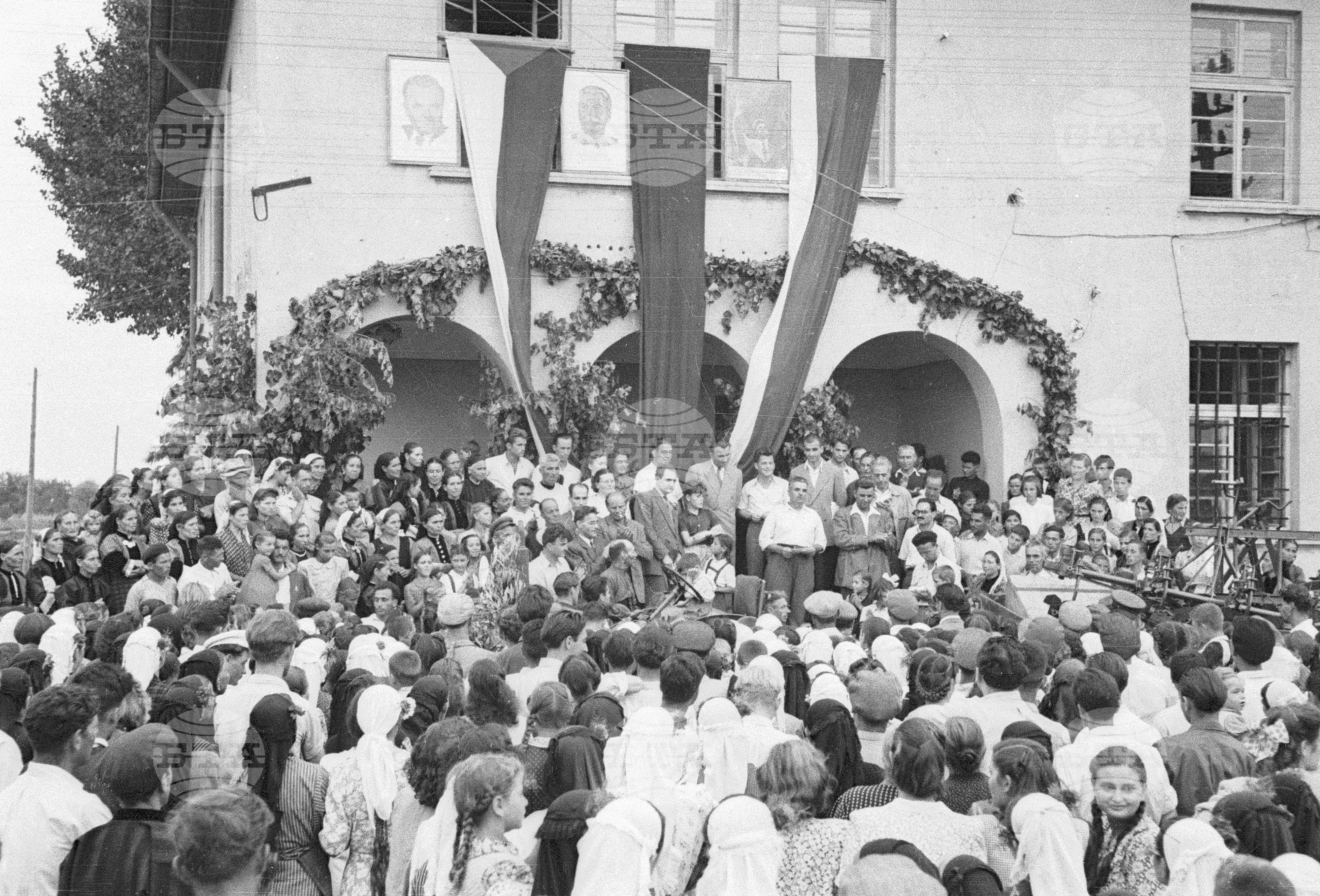 Подаряване на трактори в Поповица, 1951