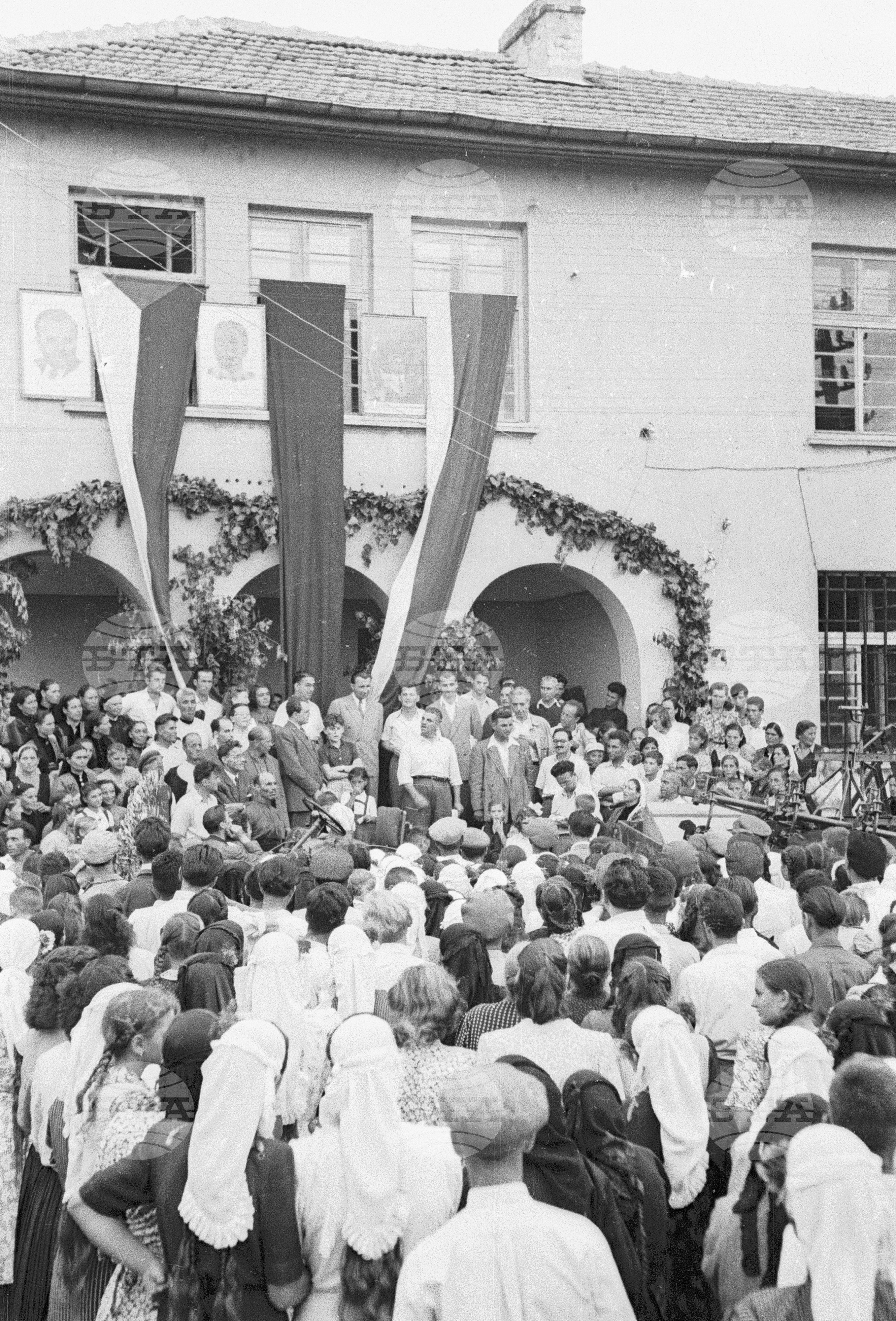 Подаряване на трактори в Поповица, 1951