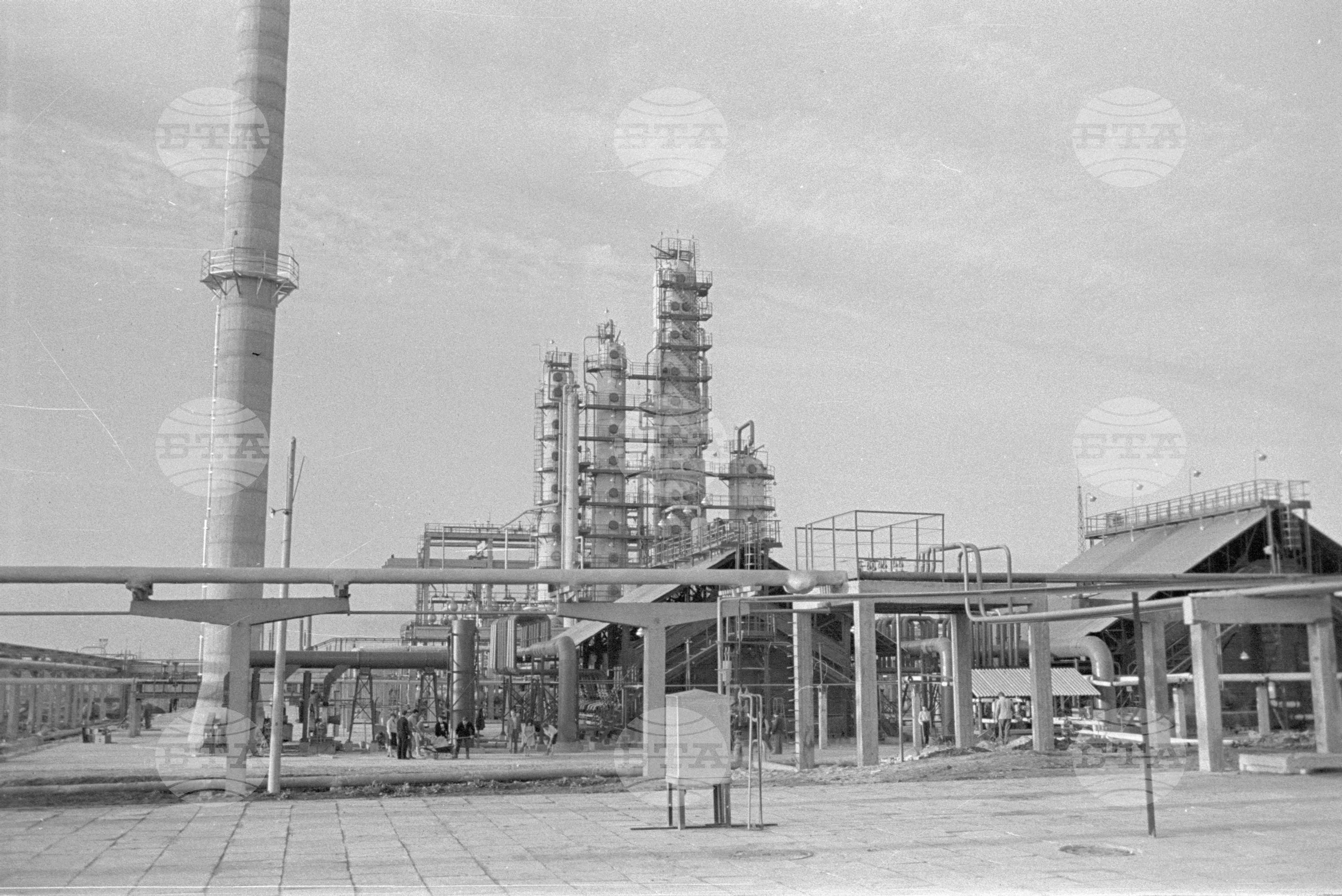 Влиза в пробна експлоатация ІІ-ра атмосферна инсталация на Нефтопреработвателния завод край Бургас