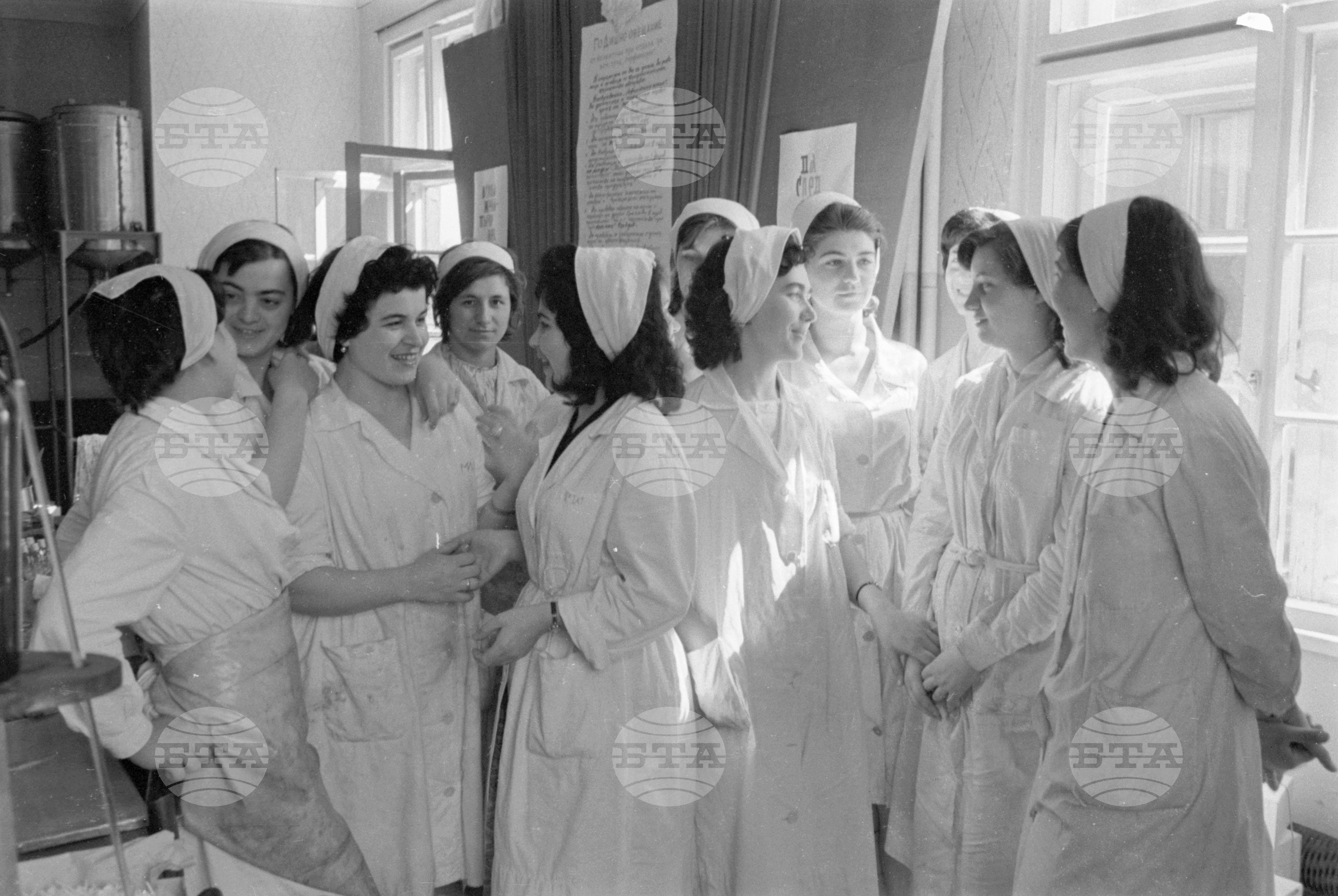 Комсомолките от парфюмерийния цех на Държавно индустриално предприятие (ДИП) "Арома"