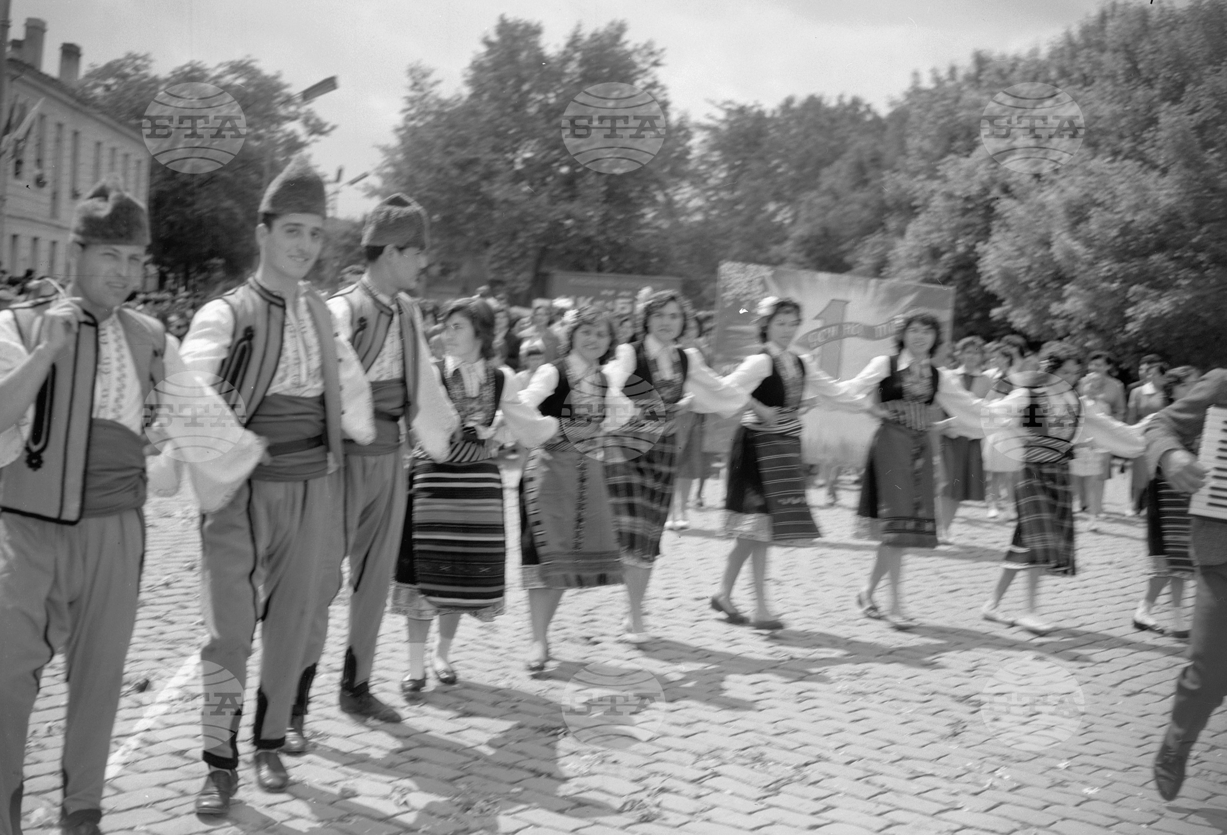 Величествената първомайска манифестация на трудещите се в Пловдив (1961) част 2
