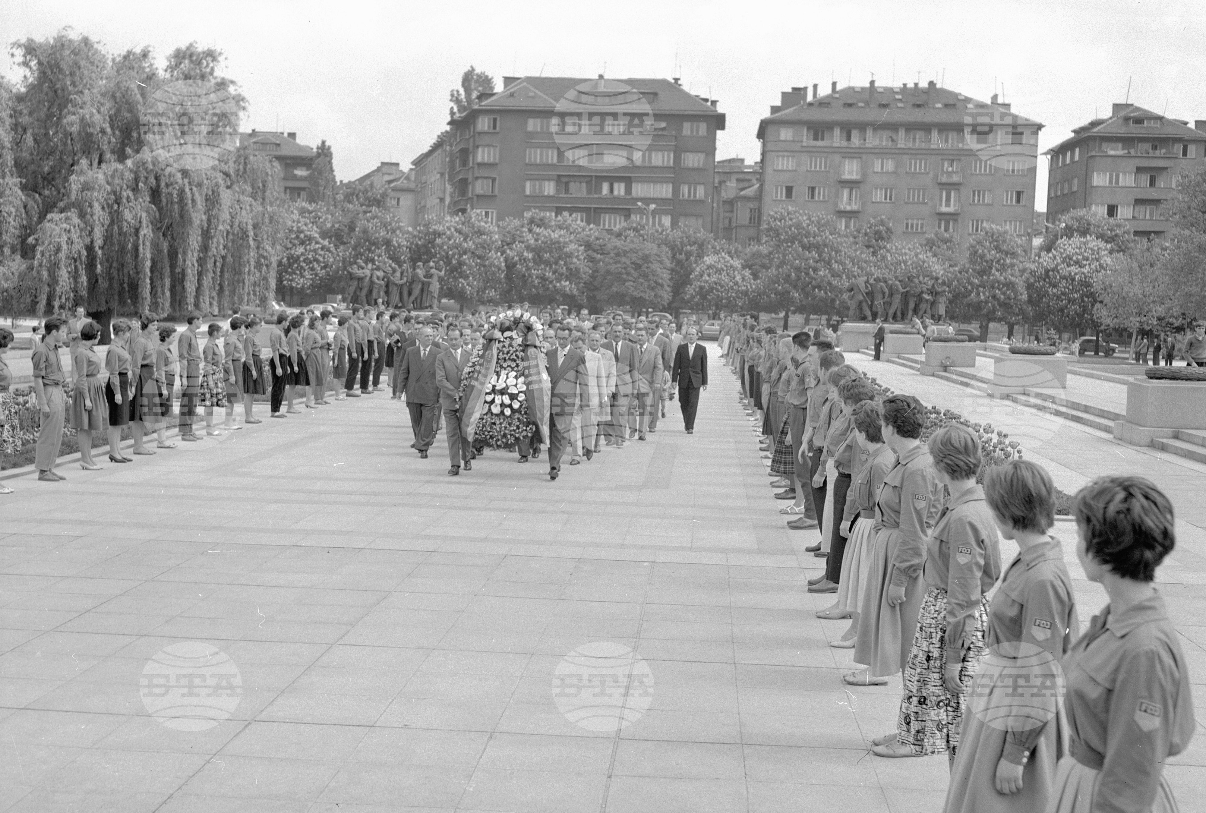 Венец пред паметника на Съветската армия от посолството на ГДР (Германска демократична република)