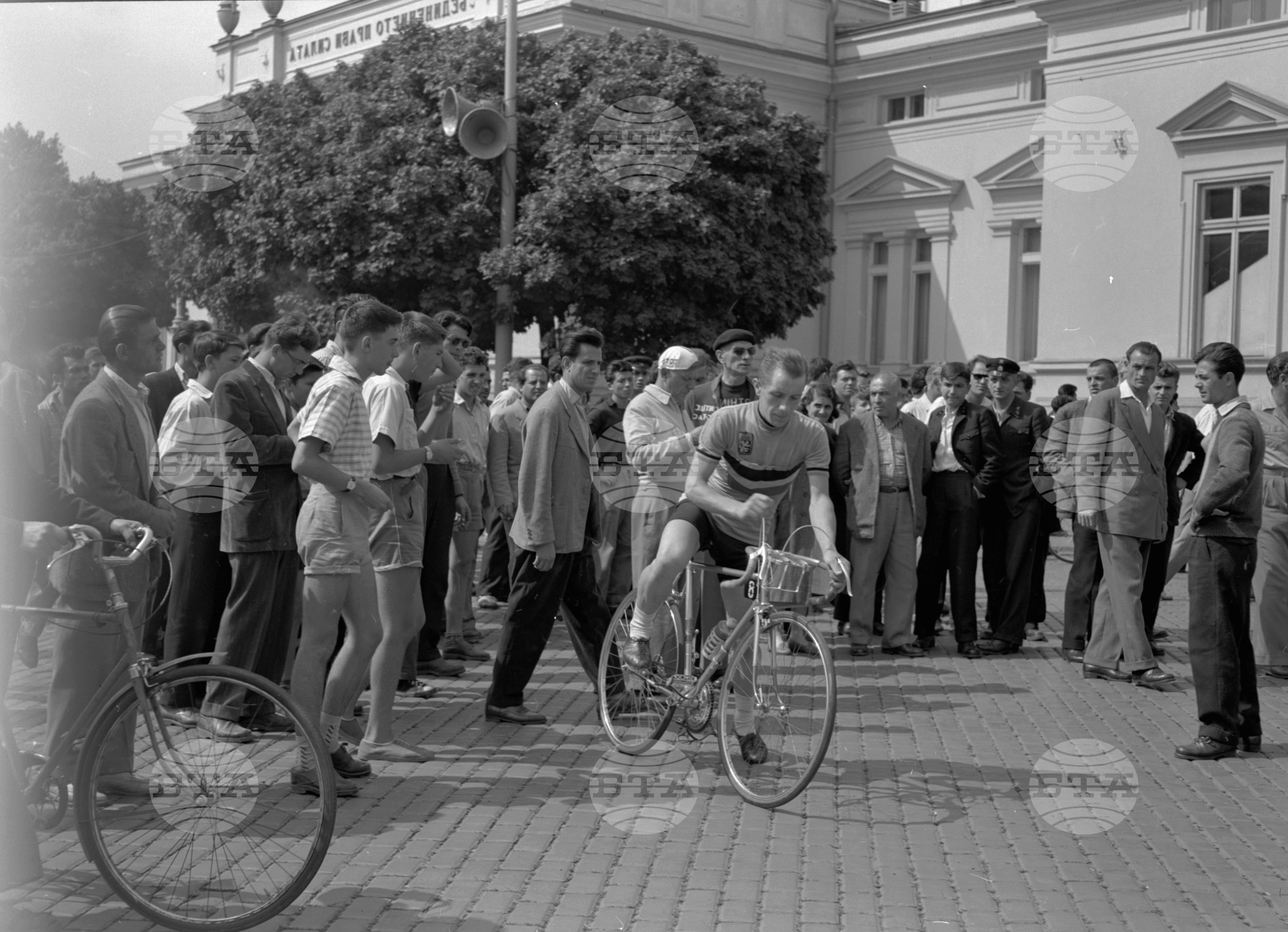 Девета колоездачна обиколка на България под шефството на вестник "Труд"