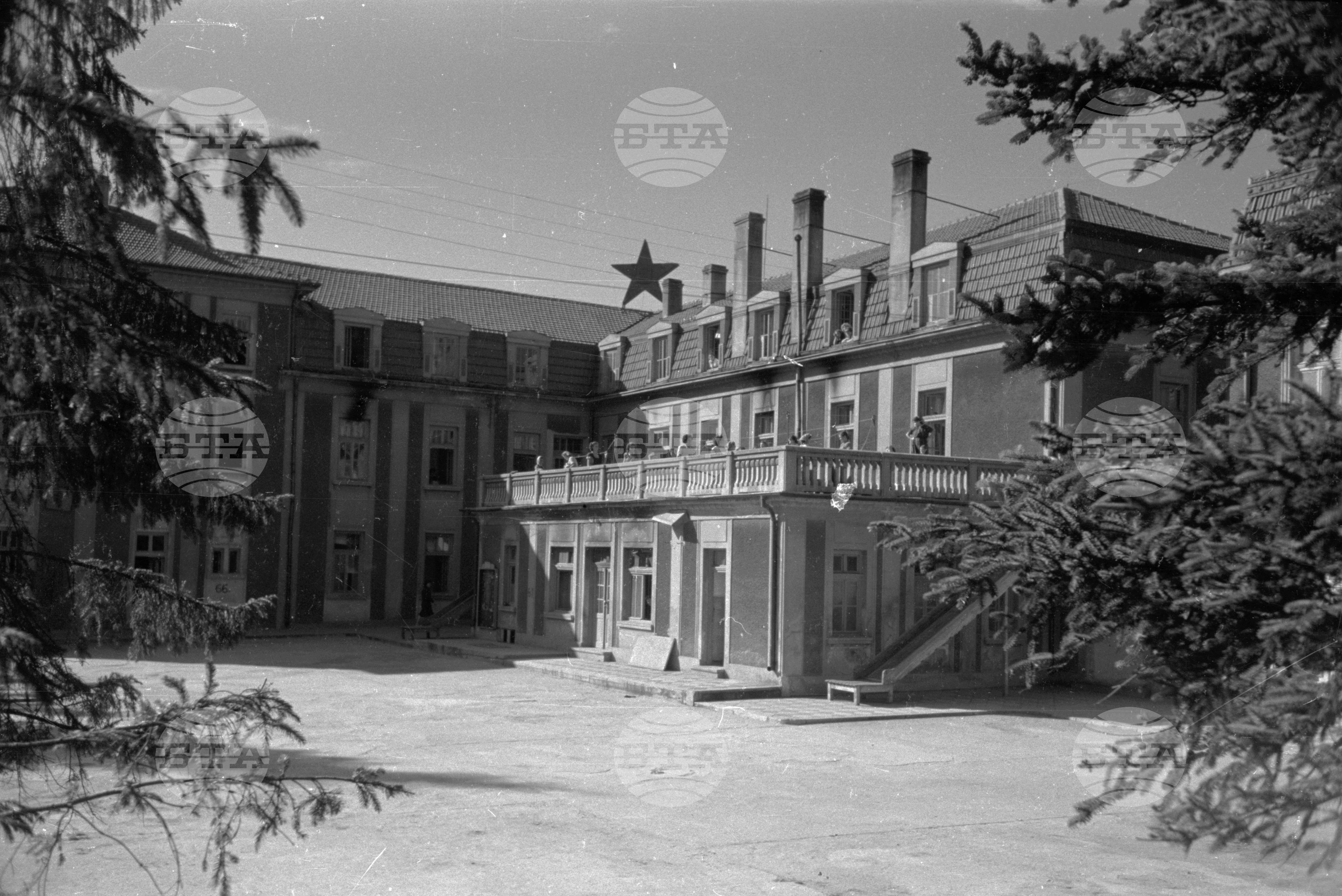 Из живота на работниците във ф-ка „1-ви май“ в Сталин (дн. Варна) - 1953 година