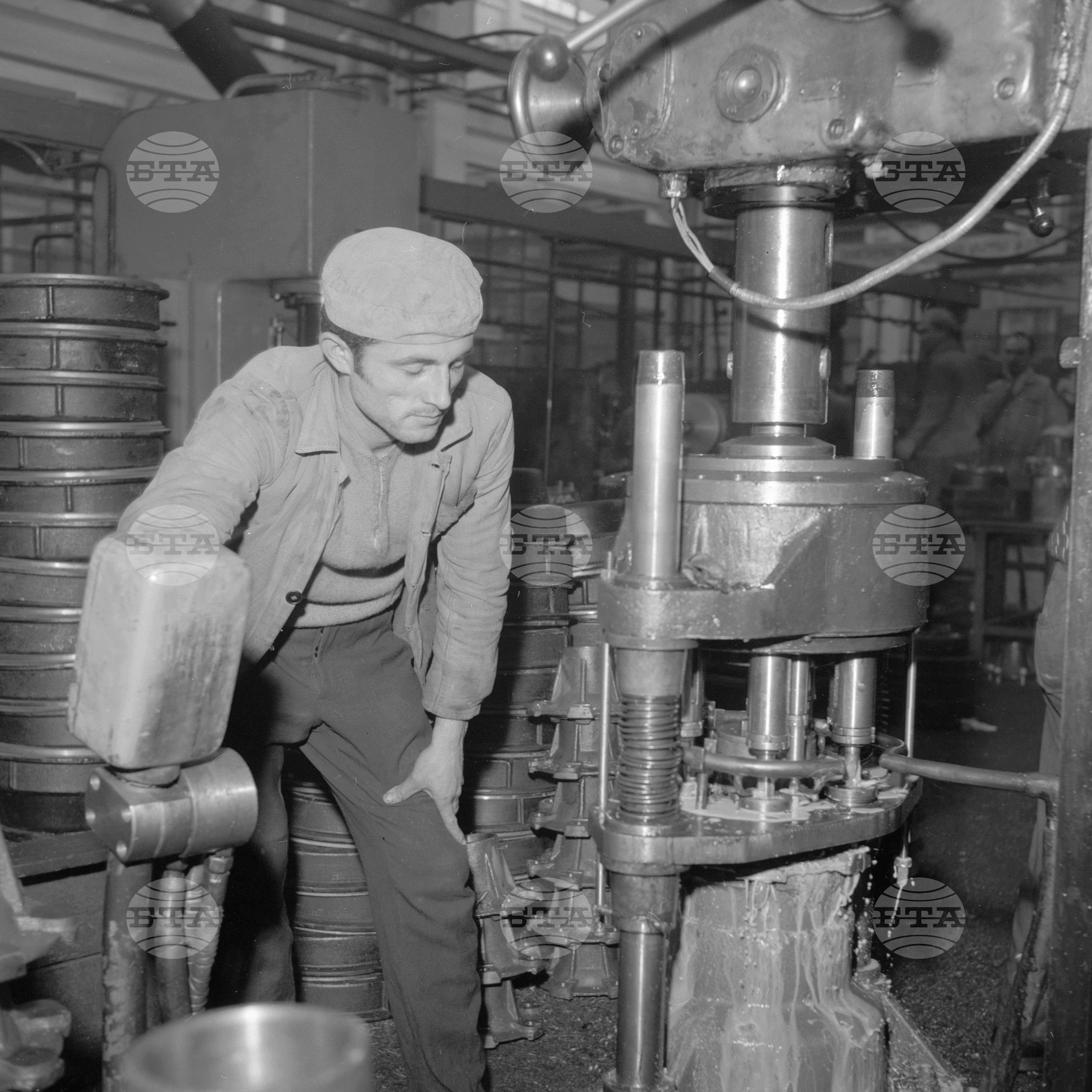 В Машиностроителния завод Коларовград (днес Шумен) - декември 1962 година