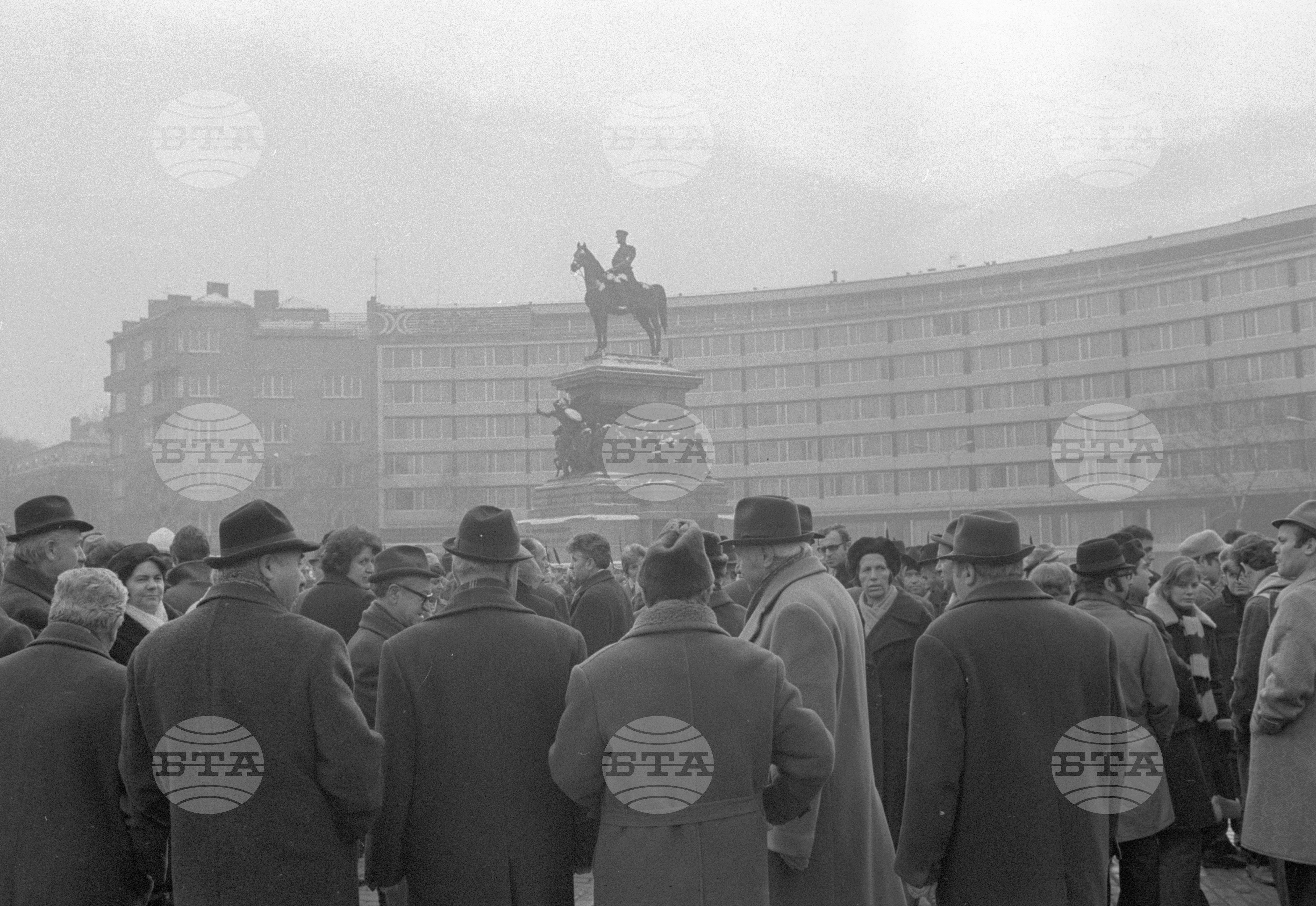 100 години от Освобождението на София - венци пред Паметника на освободителите