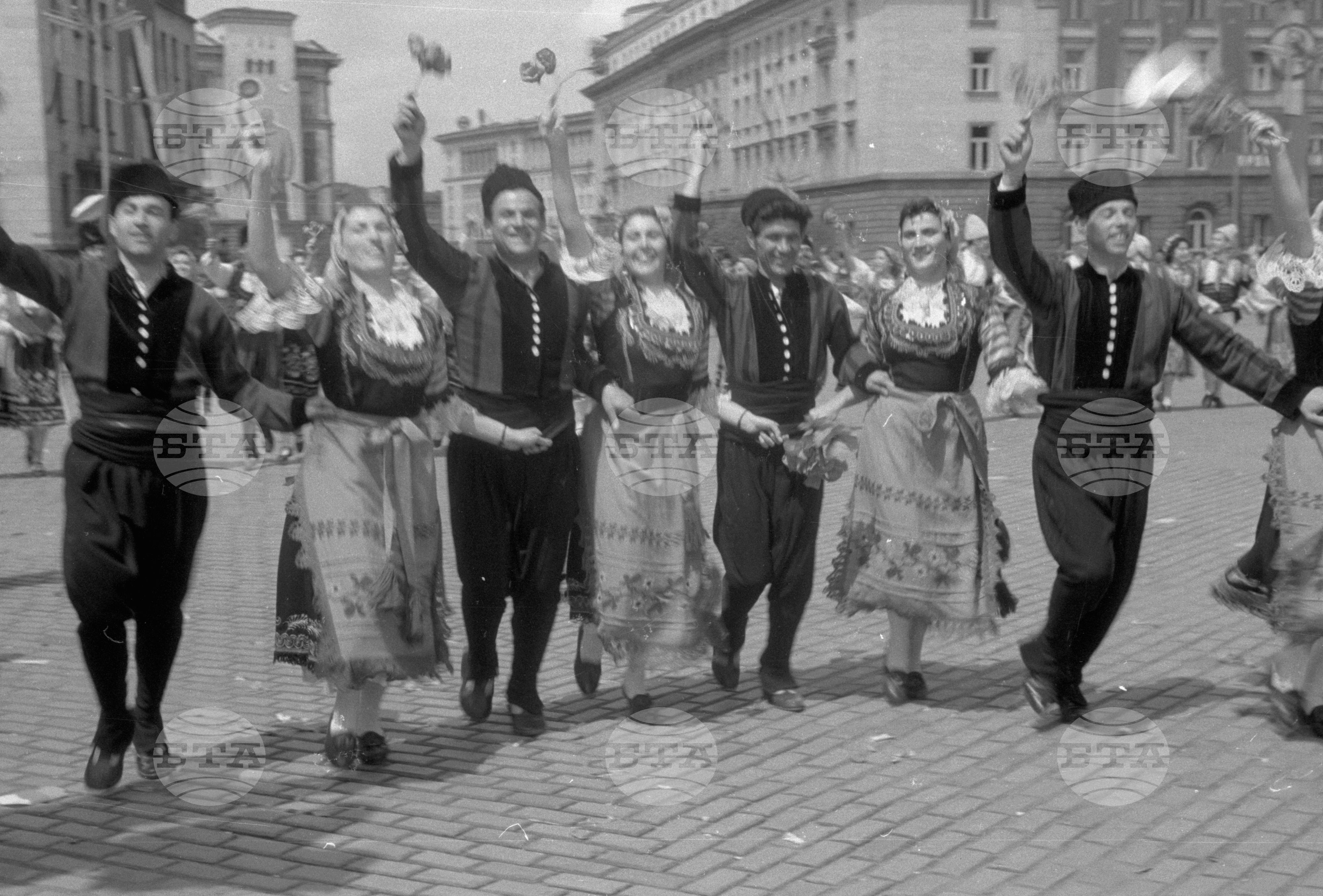 Първомайска манифестация в столицата 1962г. част 4