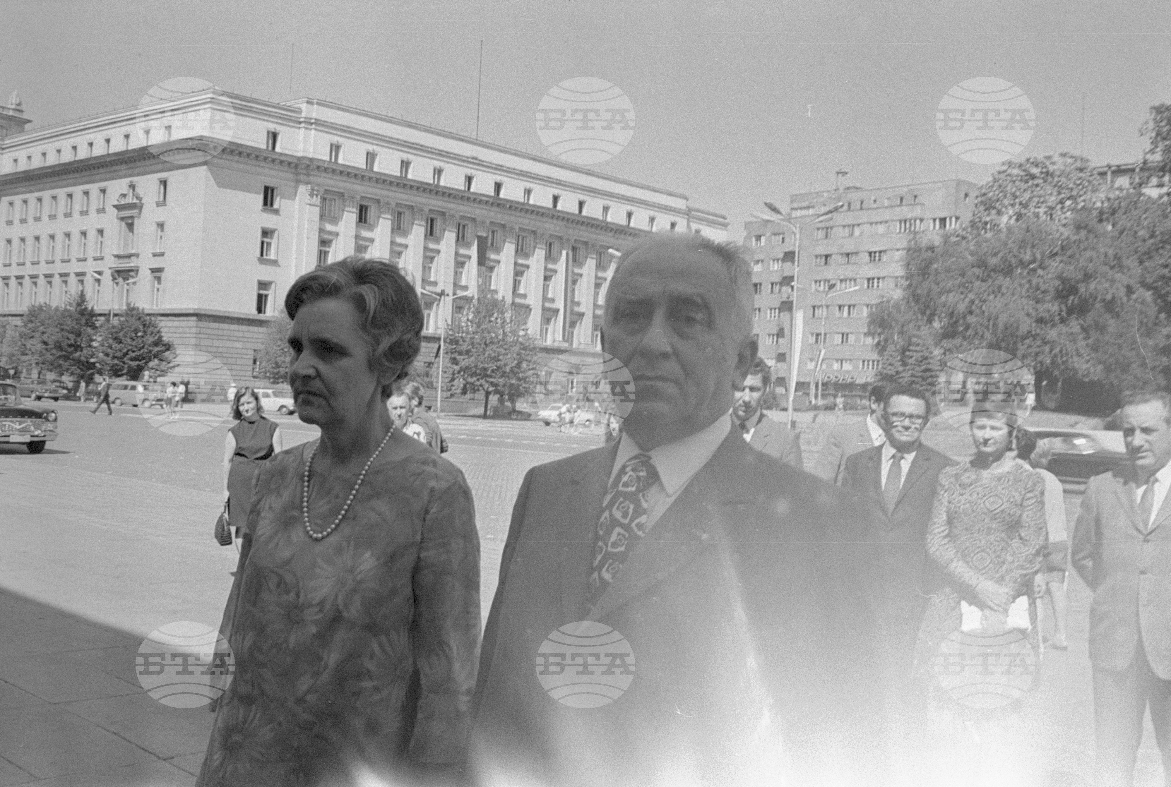 Луиджи Лонго положи венец пред Мавзолея на Георги Димитров