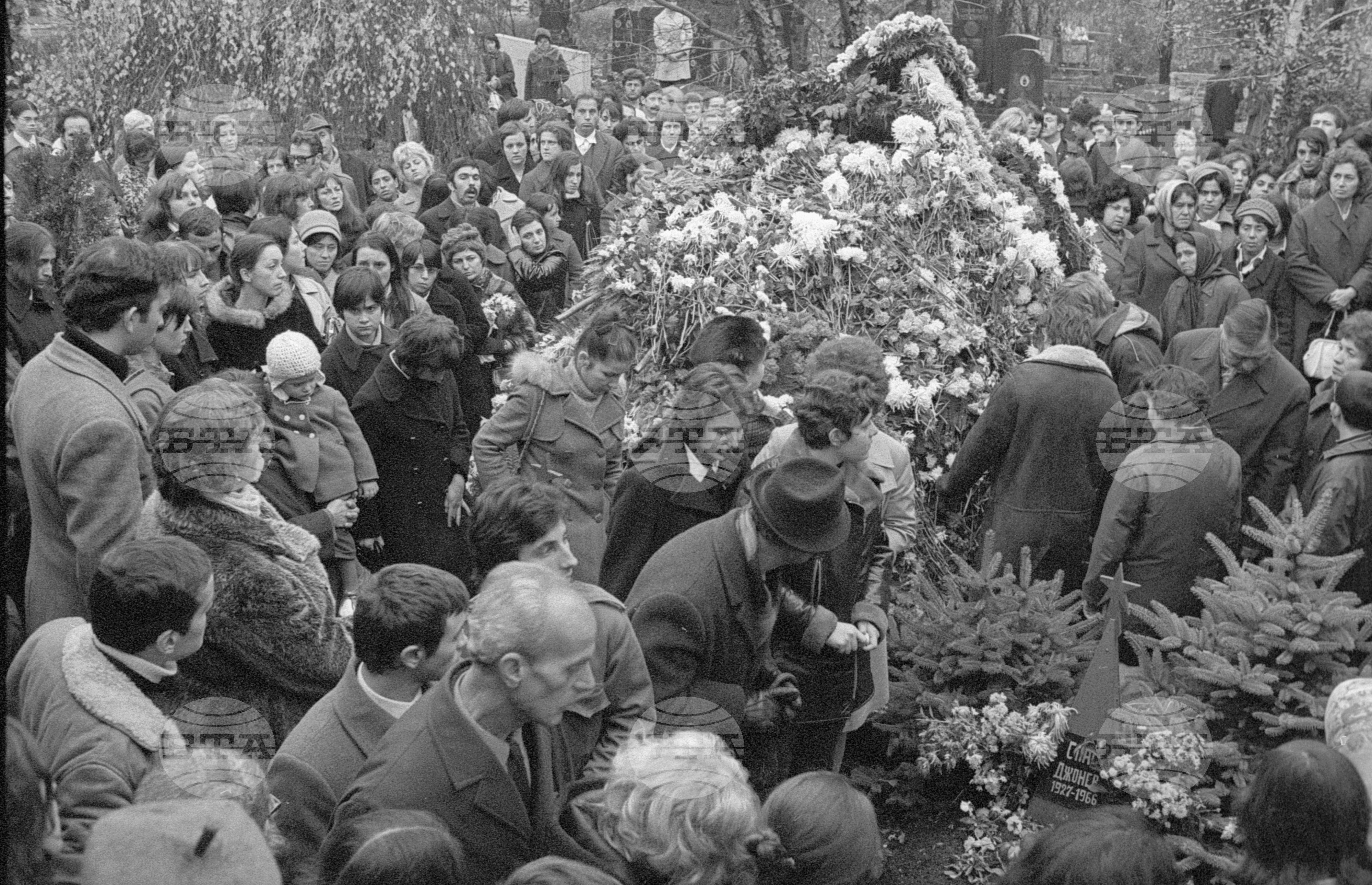 Погребението на народния артист Апостол Карамитев
