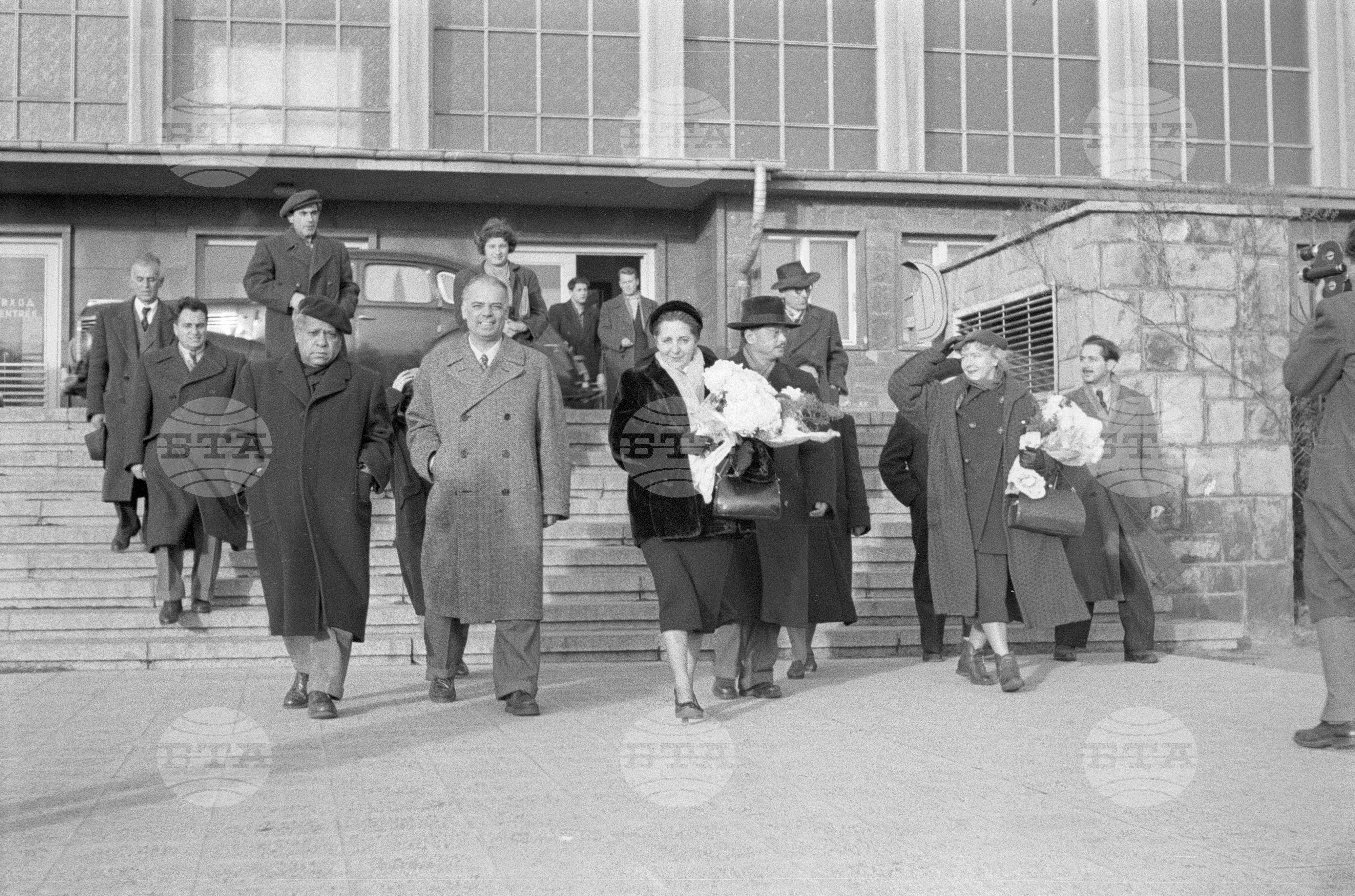 Посрещане на представители на Световния съвет на мира на аерогара София - 1953 година