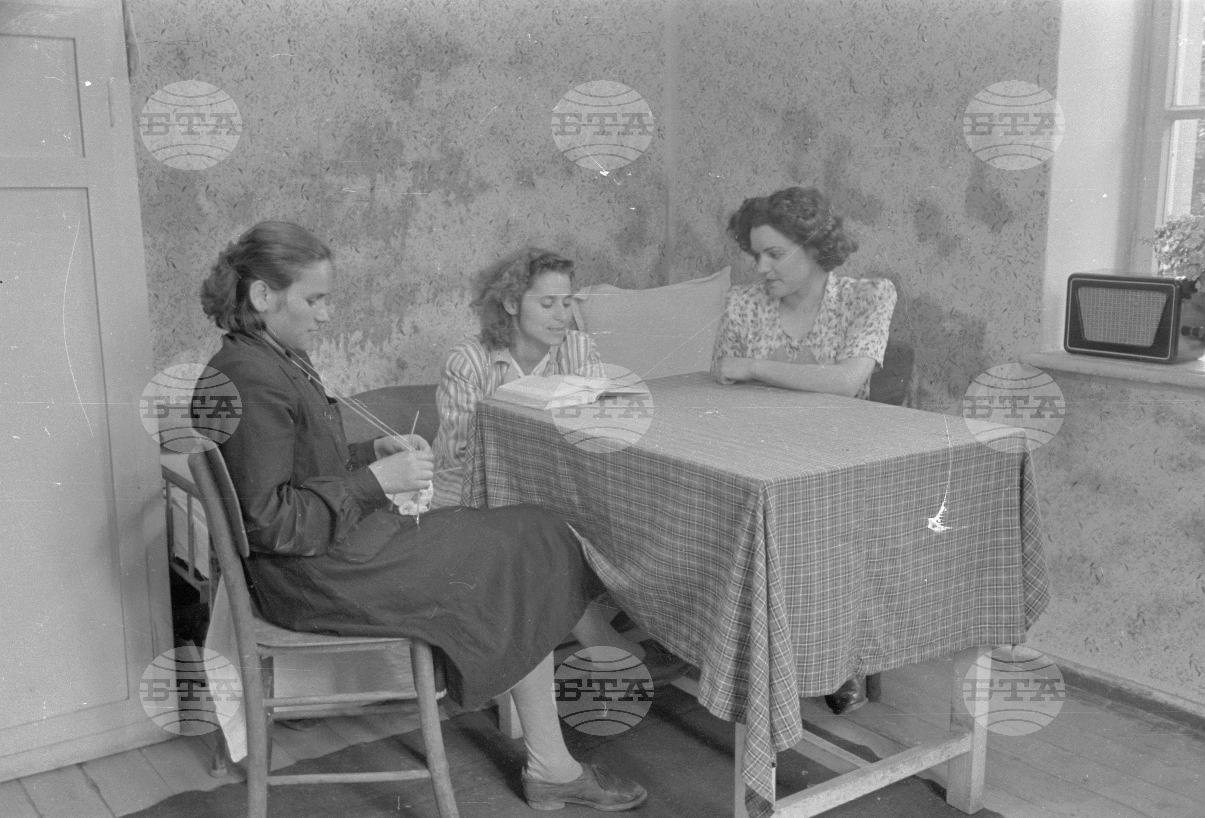 Из живота на работниците във ф-ка „1-ви май“ в Сталин (дн. Варна) - 1953 година